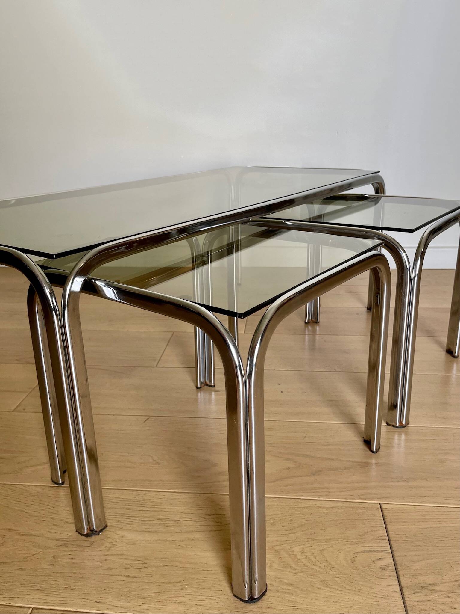 Table basse et tables d’appoint, chrome et verre fumé