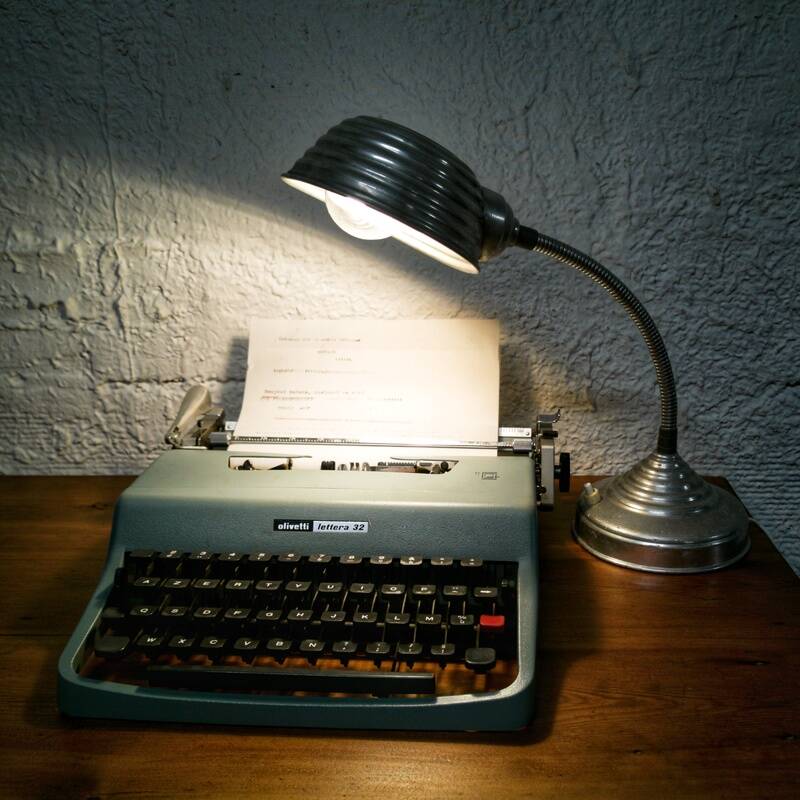 Articulated aluminum desk lamp