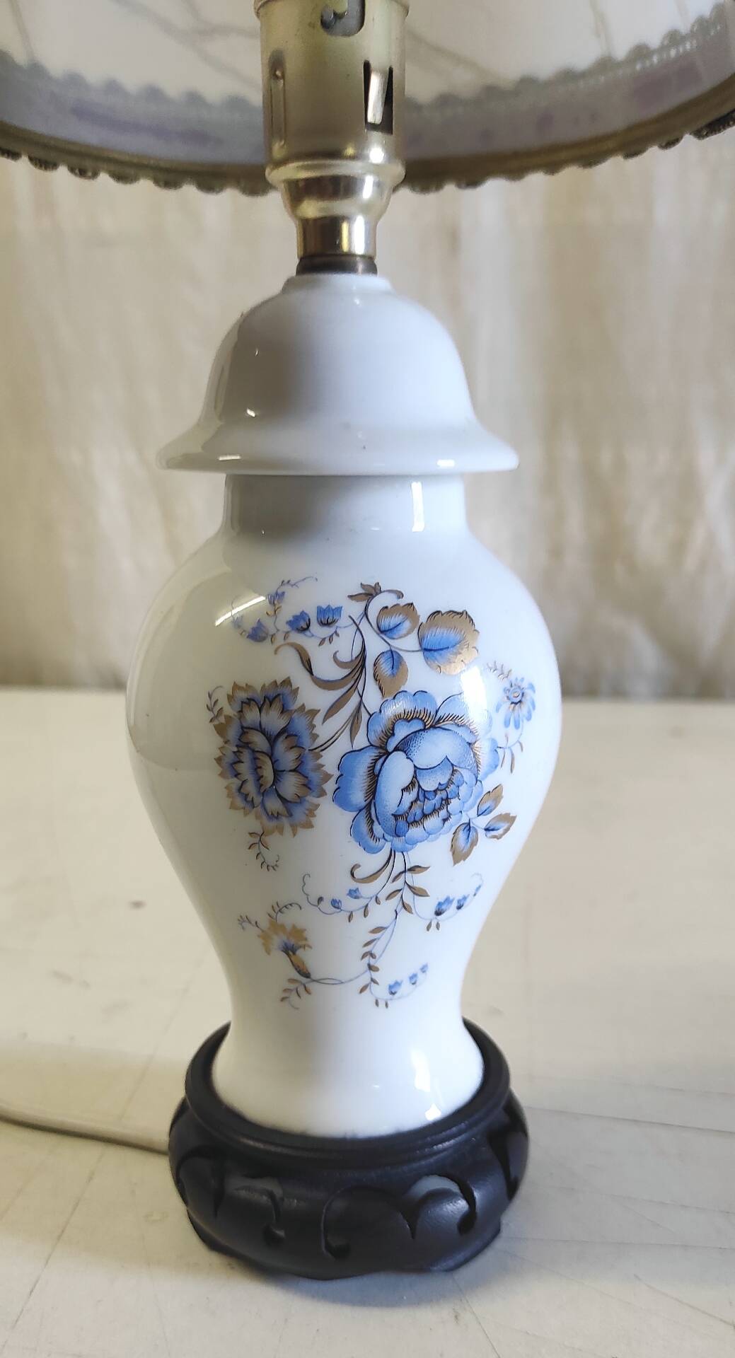 Table lamp in porcelain with floral decoration - mid 20th century.