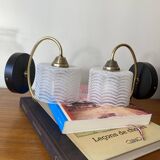 Paire d'appliques murales col de cygne en laiton et tulipe en verre blanc