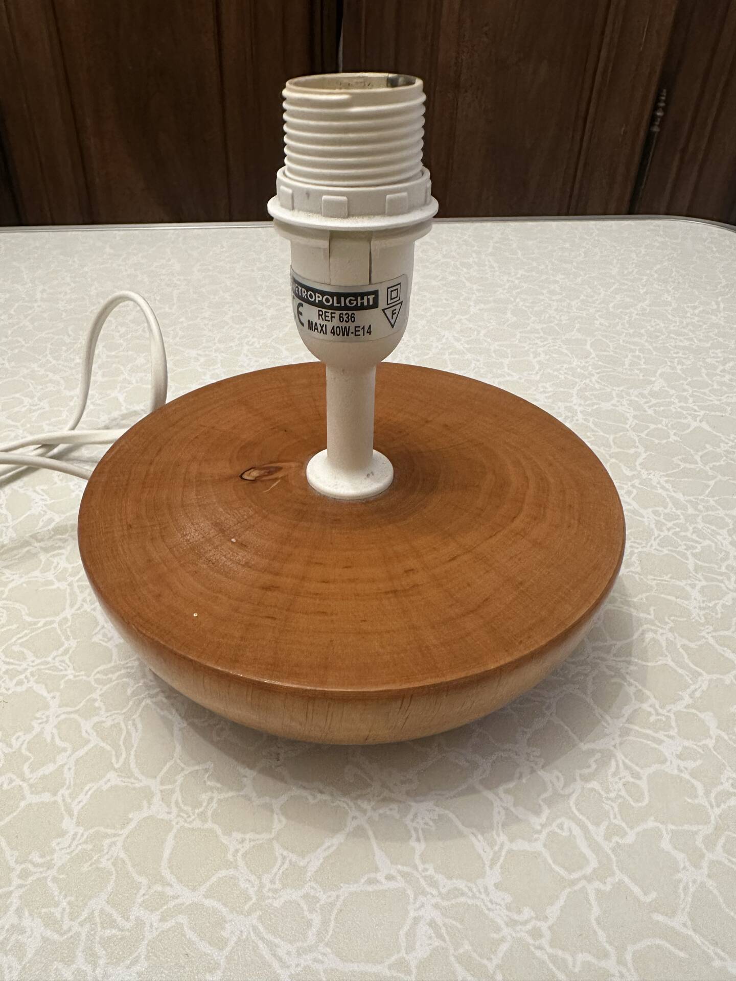Petite lampe de table en bois massif tourné – années 80