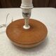 Petite lampe de table en bois massif tourné – années 80