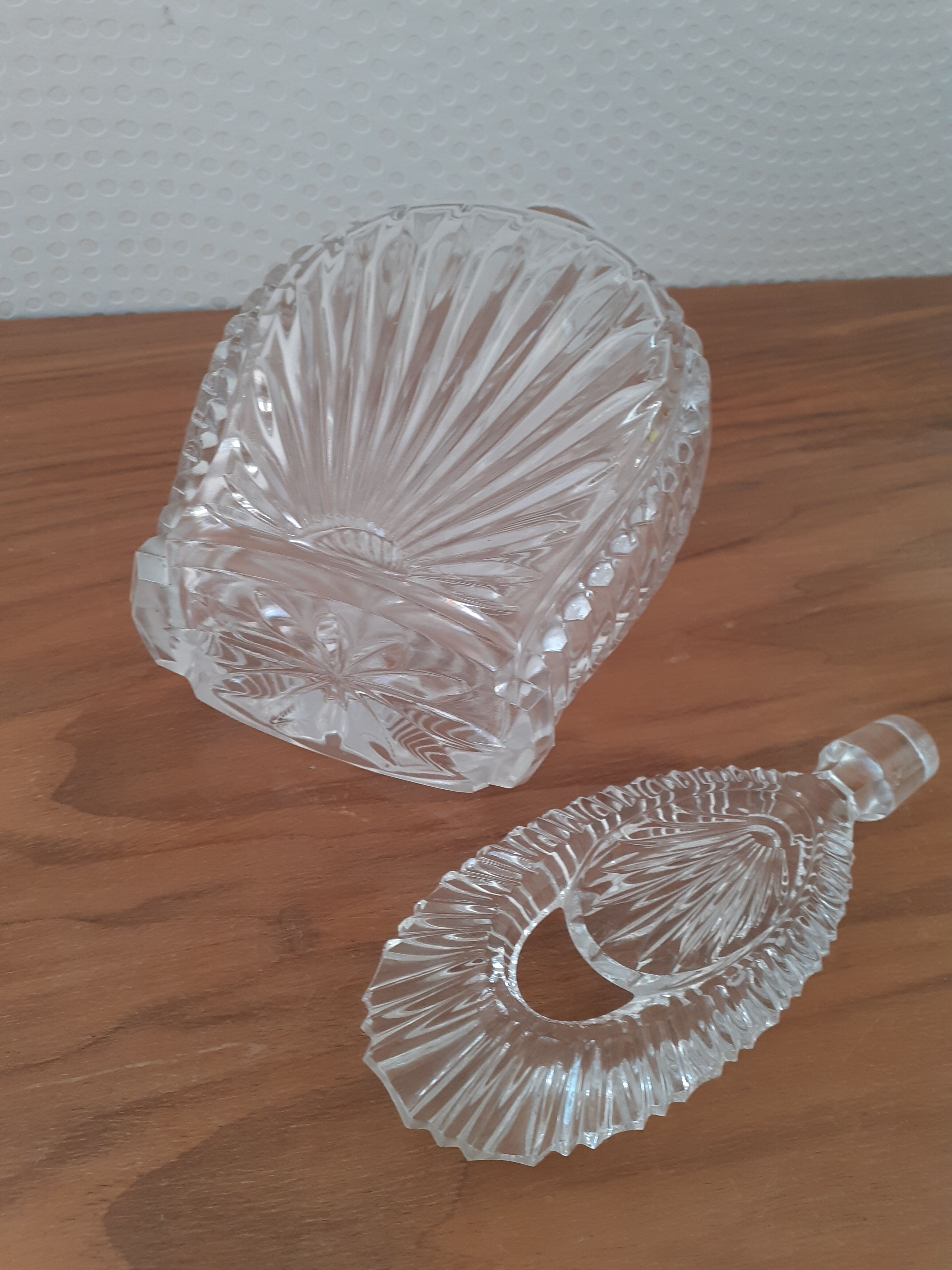 Carafe en verre ciselé