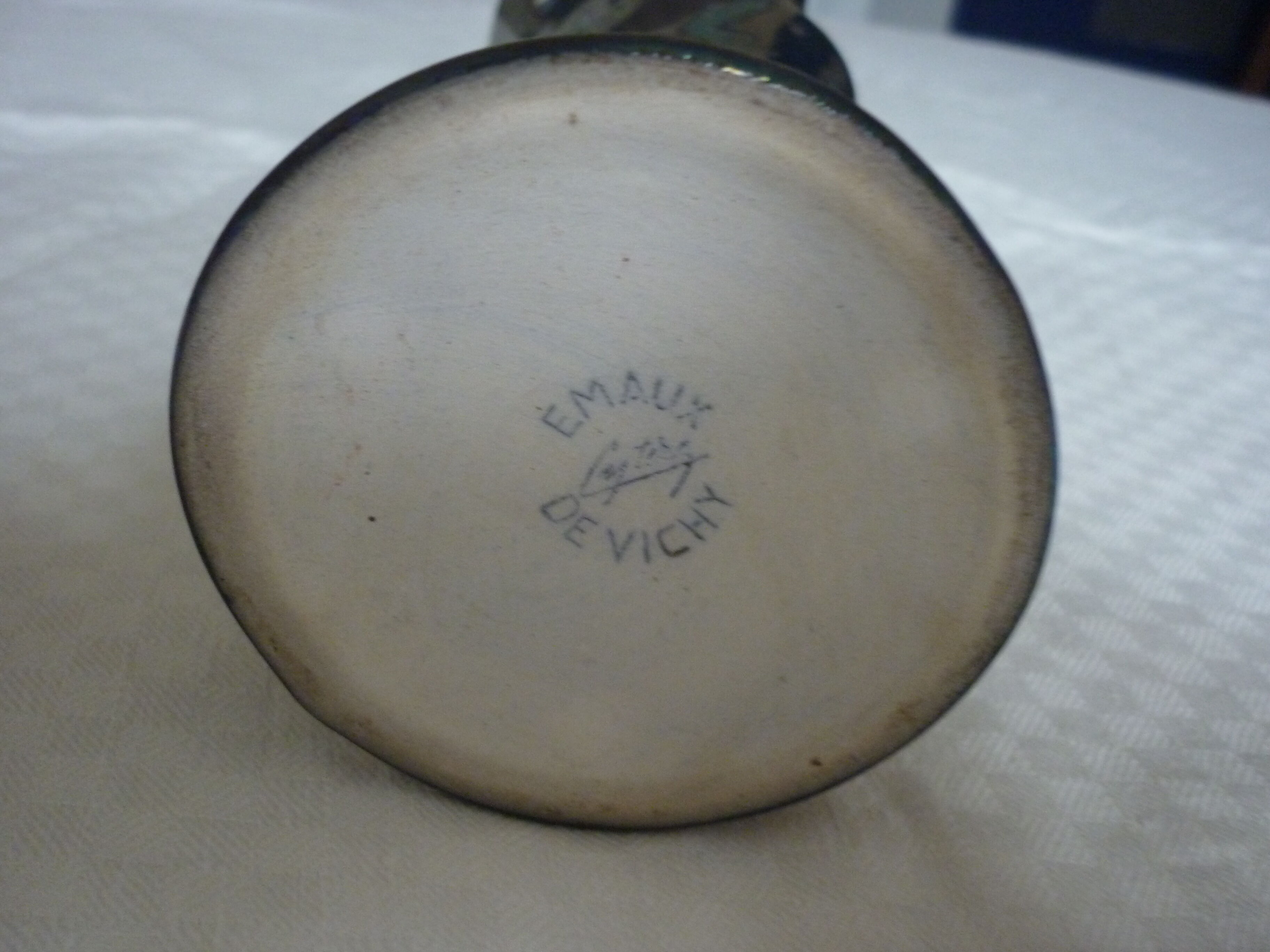 Vase en ceramique irisee marron avec anse
