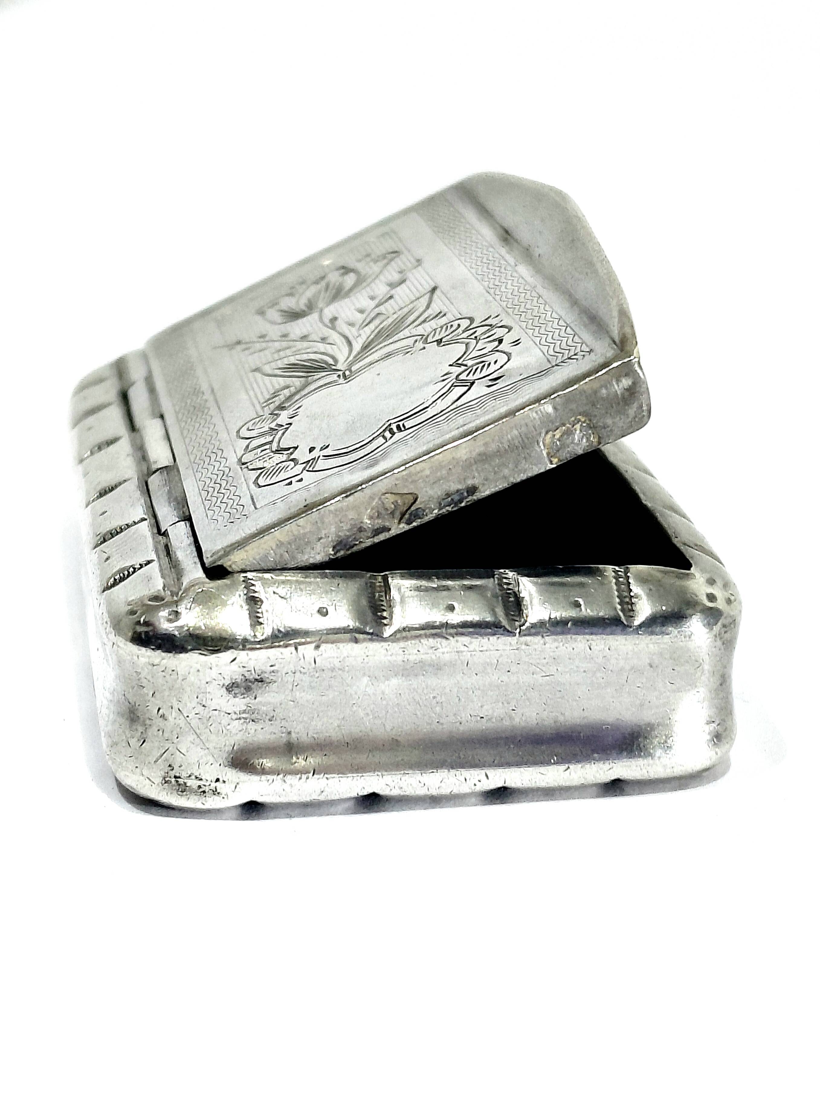 Silver guilléché snuff box