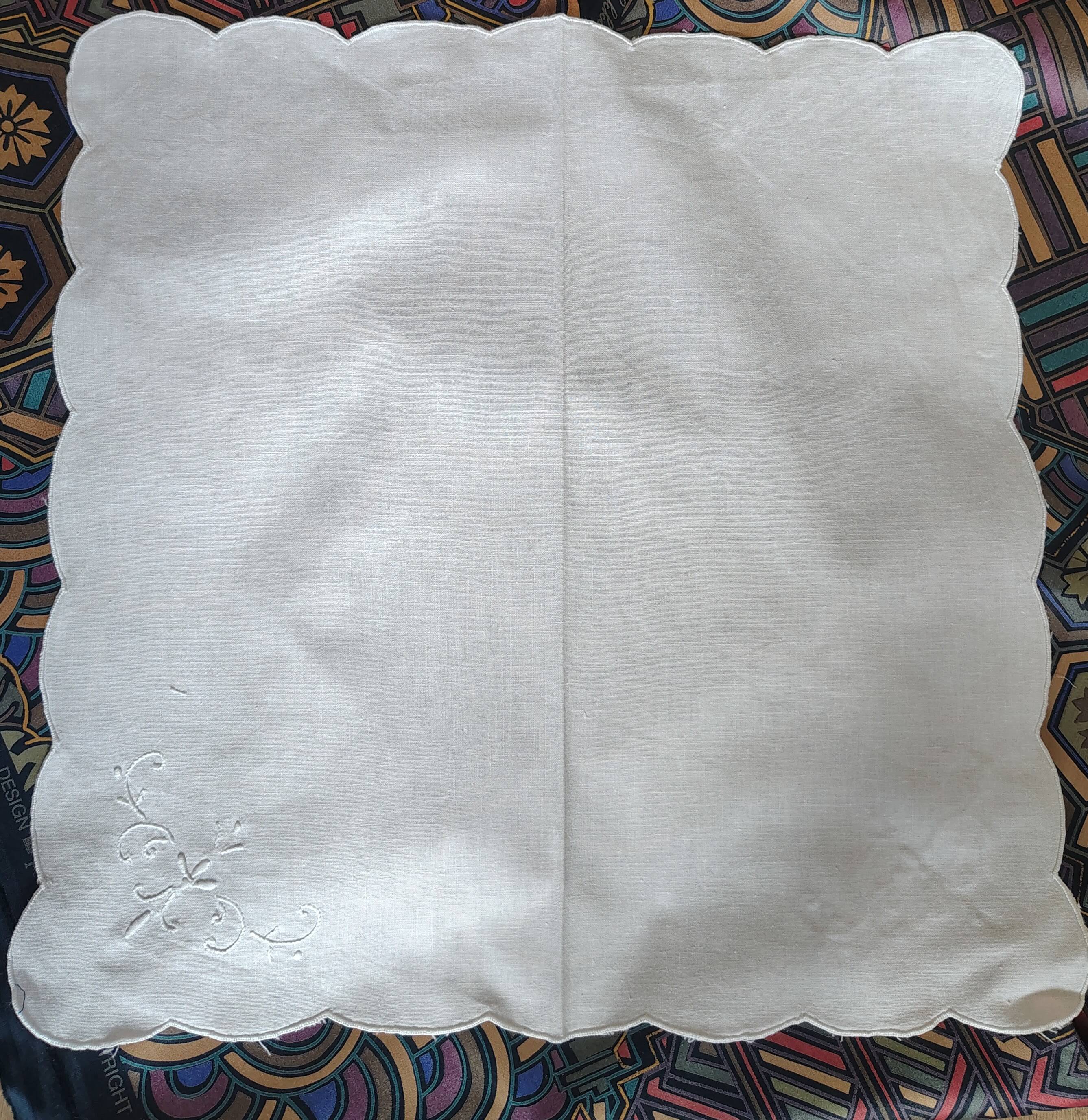 Lot of 12 embroidered table napkins.