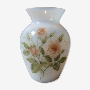 Vase en opaline blanche et décor de fleurs