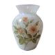 Vase en opaline blanche et décor de fleurs