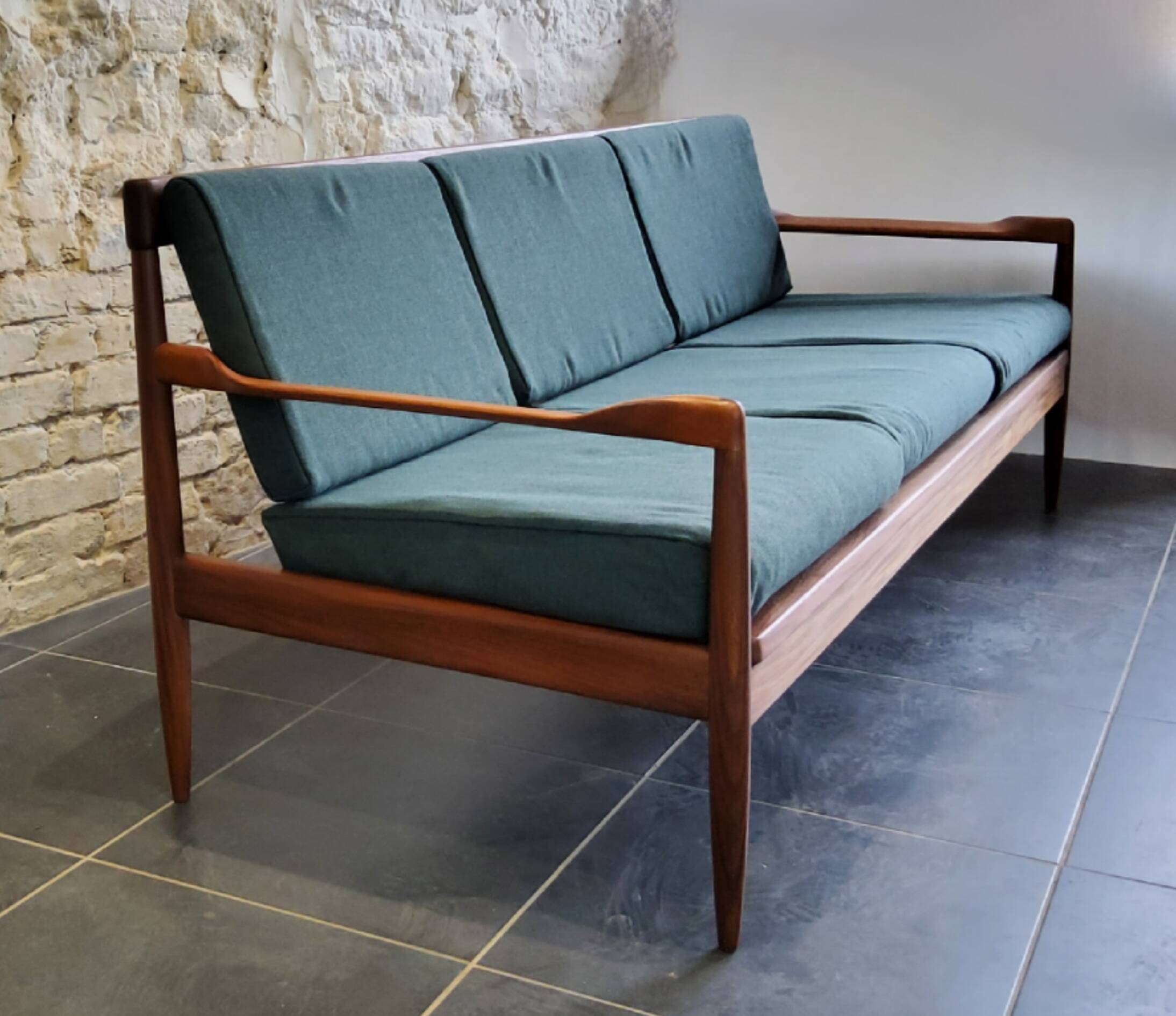 Vintage Scandinavian 3-seater canapé in solid wood