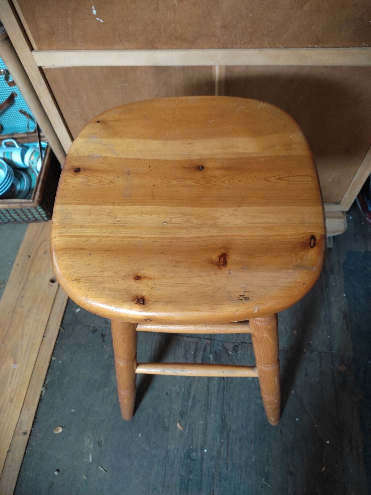 Top bar stool in patinated wooden square seat