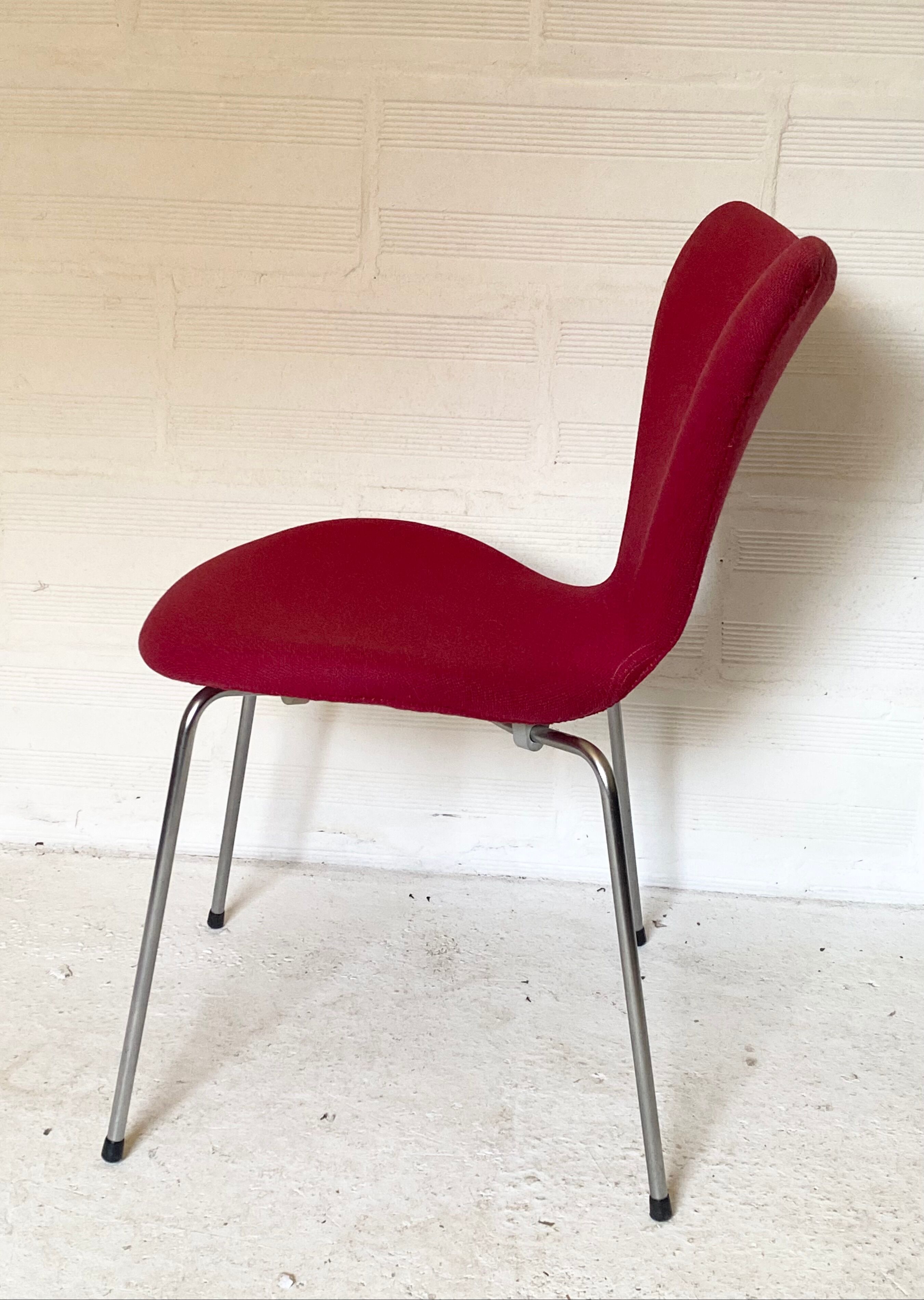 Pink chair 3107 by Arne Jacobsen