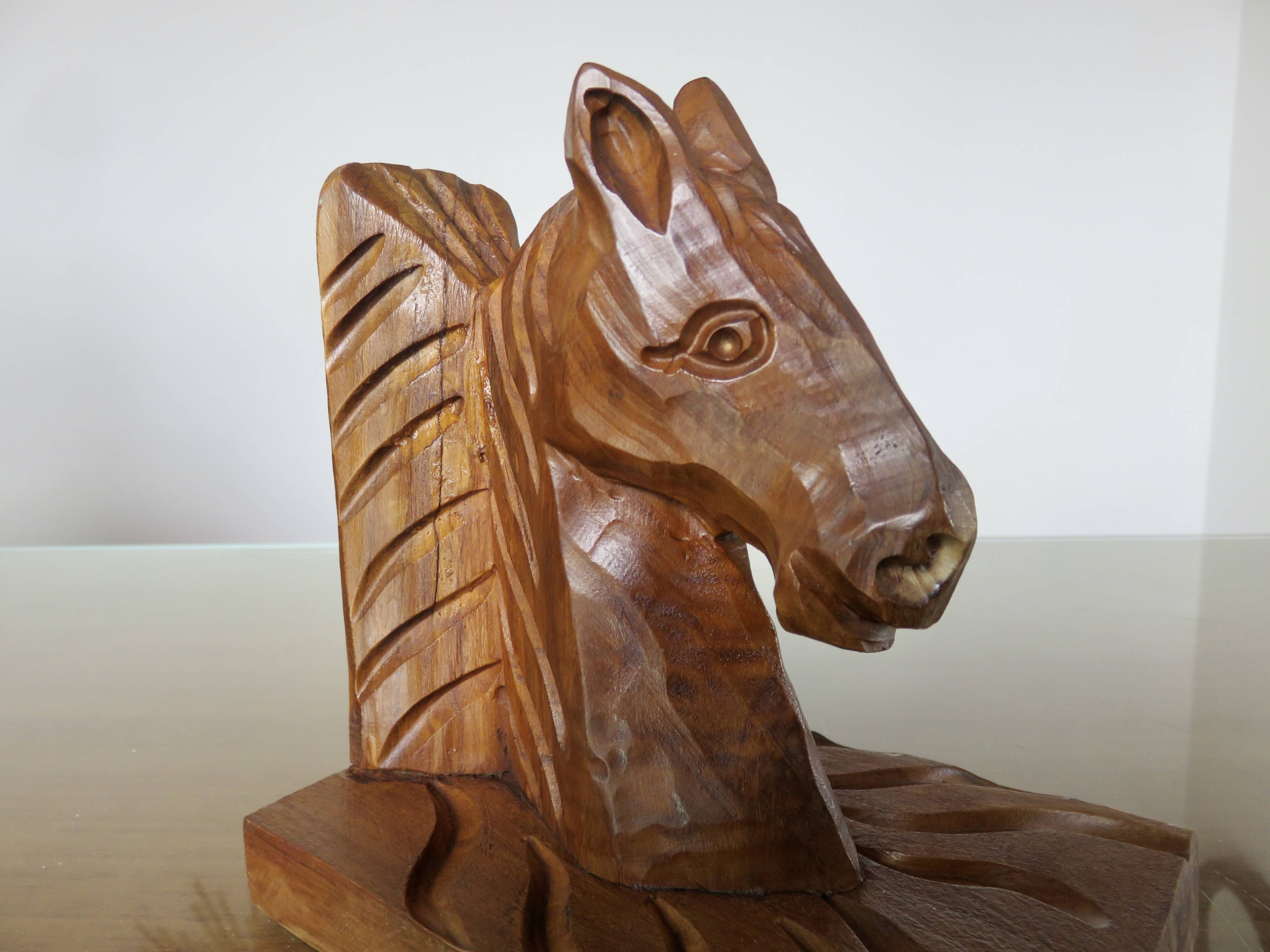 Paire de serre livres "chevaux" en bois de hêtre taillé à la gouge, 30-40