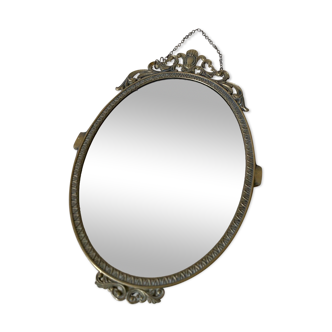 Oval mirror in gilded brass