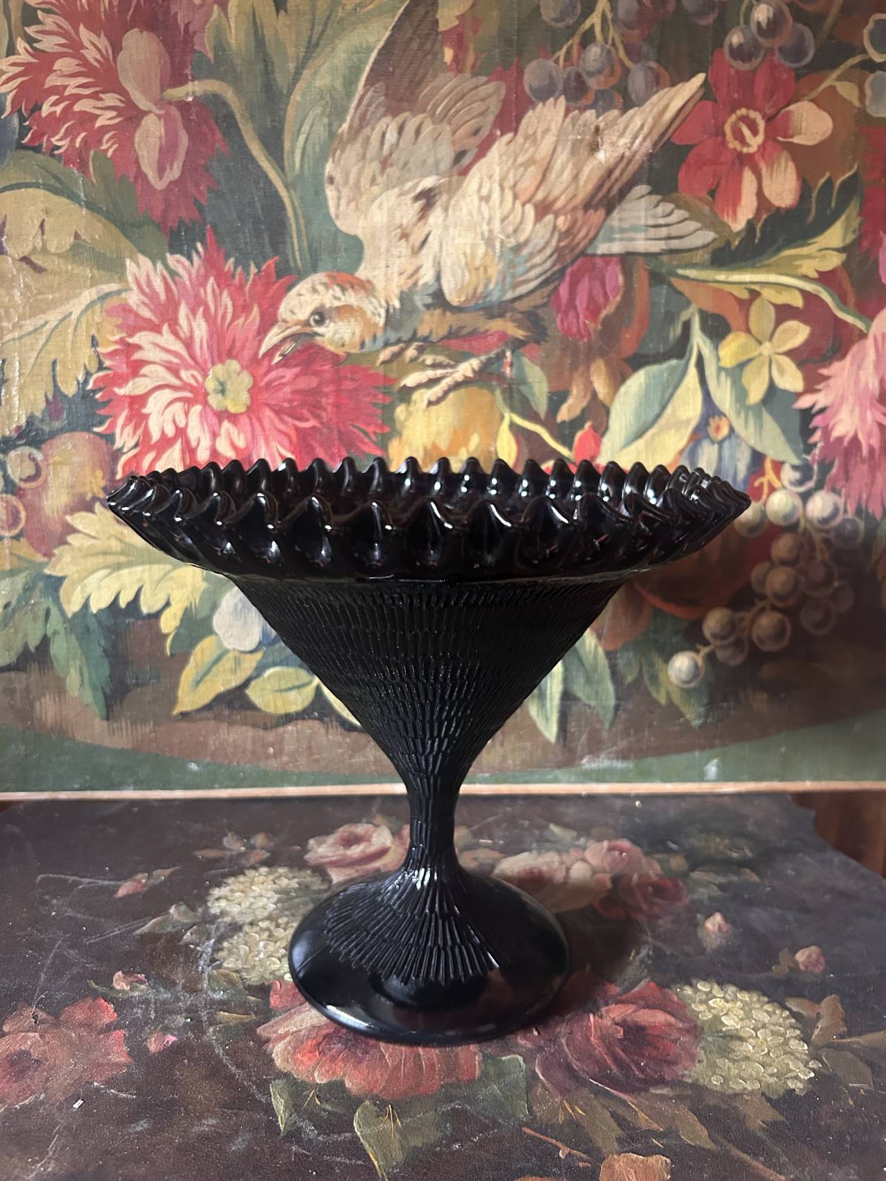 Grande coupe sur pied en opaline noire Art déco des années 1930 une rareté atypique