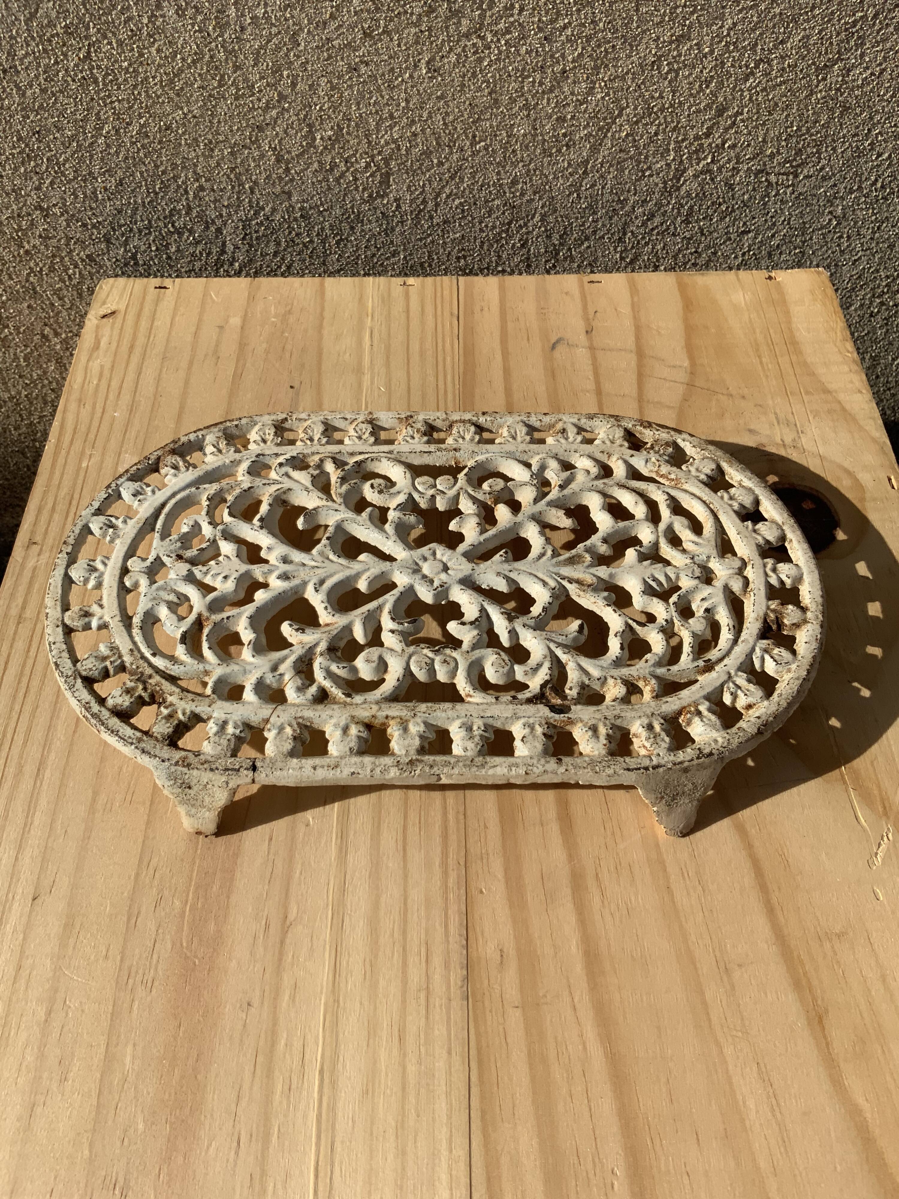 Old oval enamelled cast iron trifle soap holder