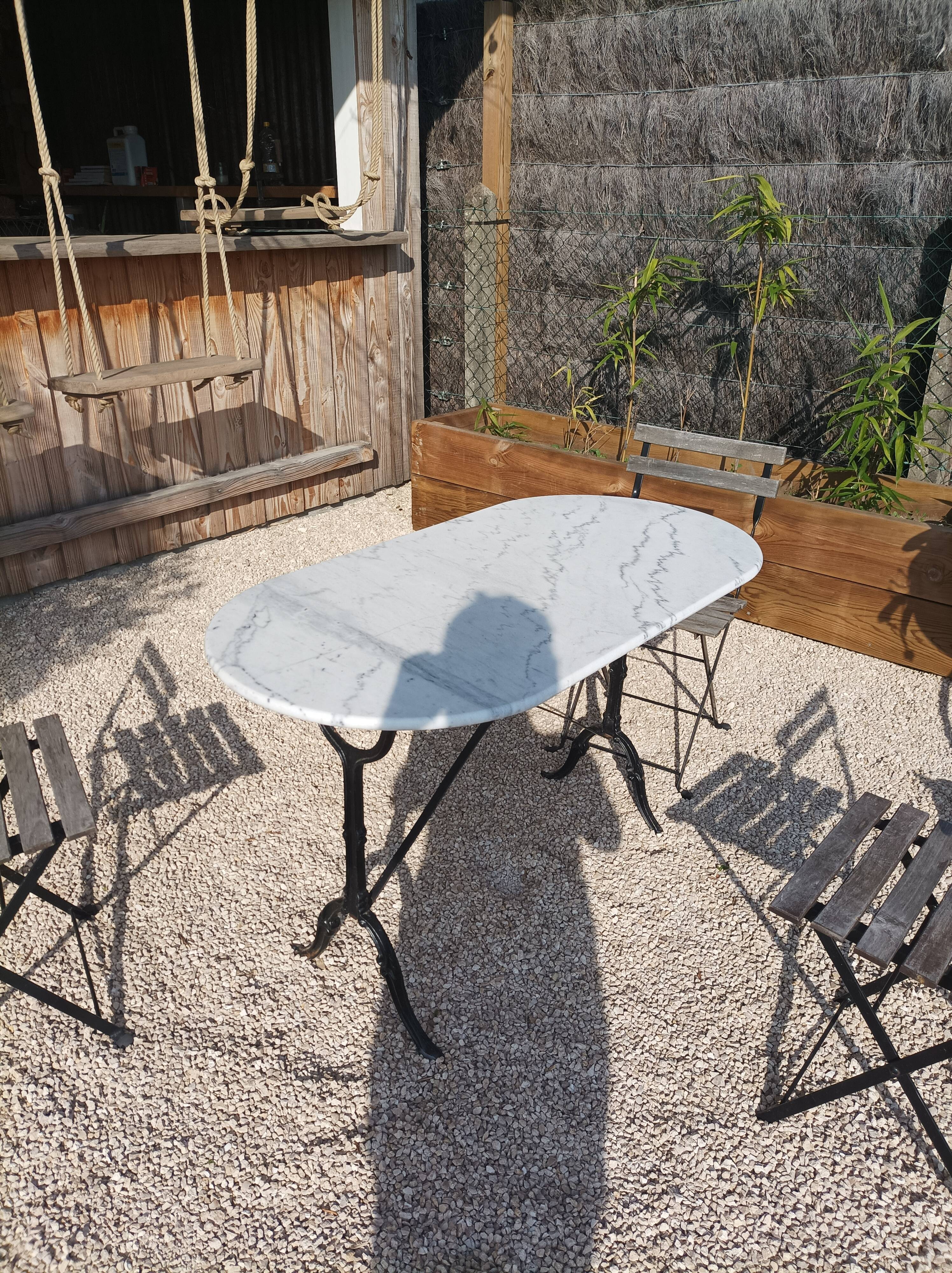 Table bistrot pieds fonte et plateau marbre