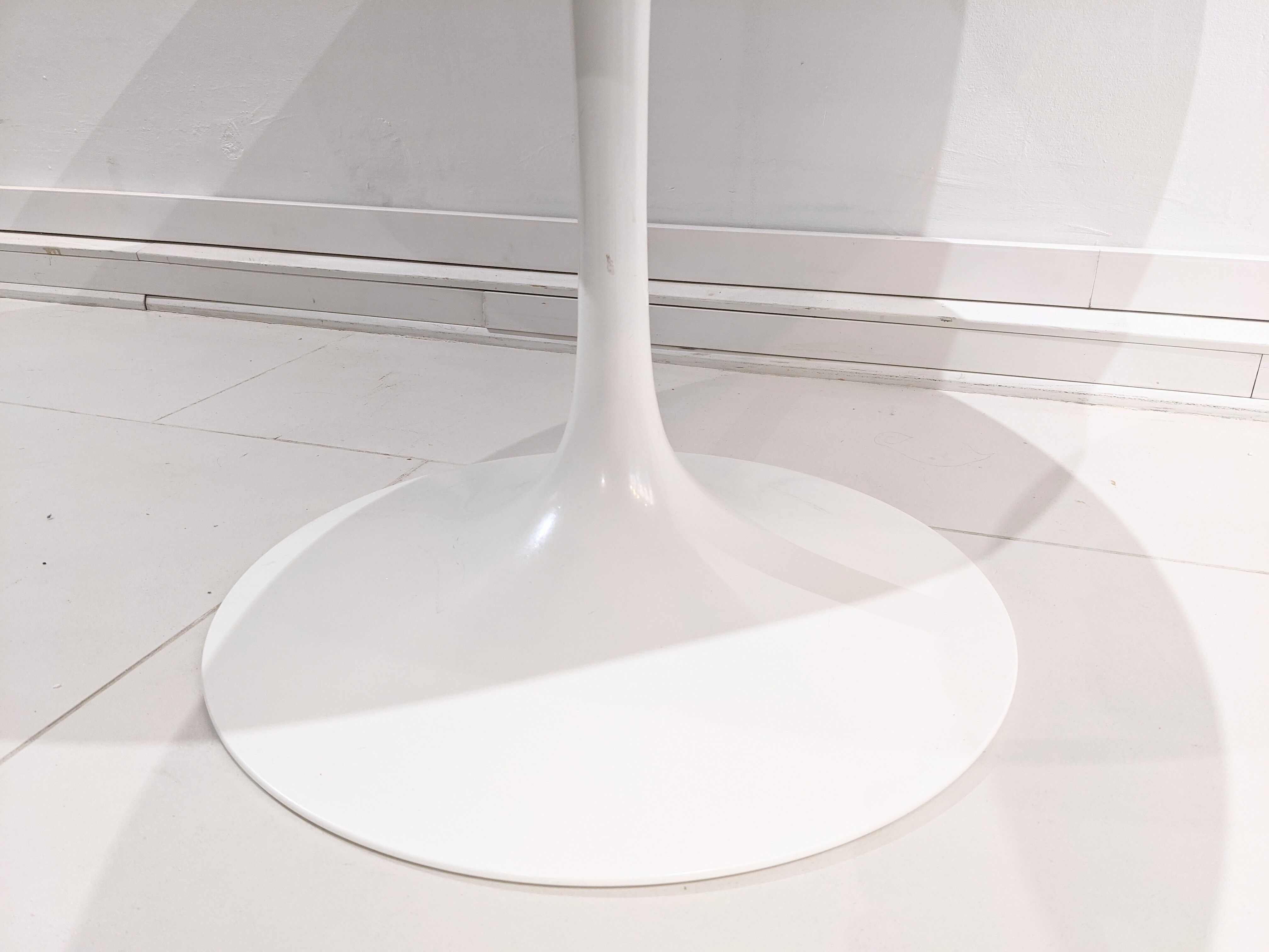 Tulip table white base and black marble marked by Saarinen edition knoll international