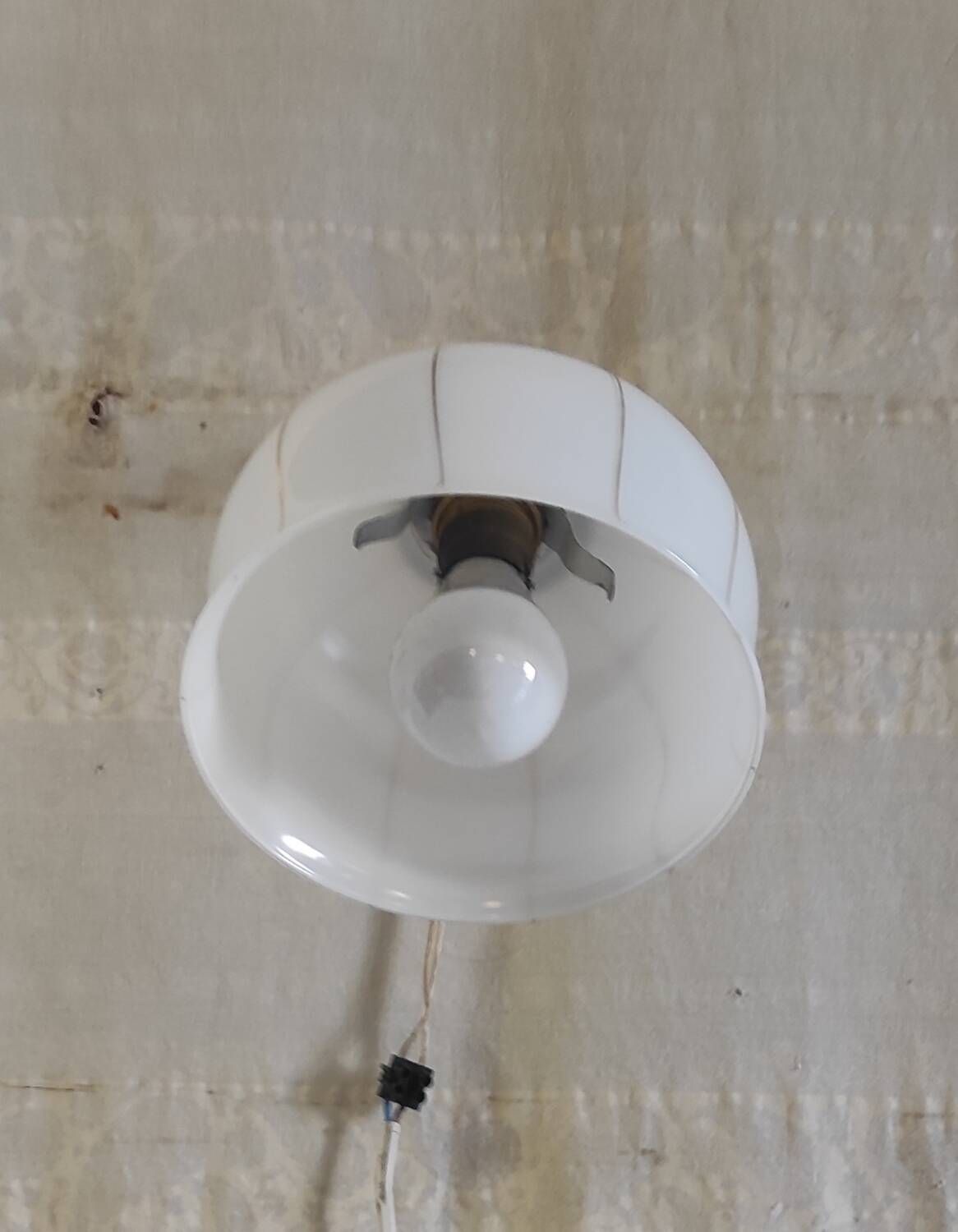 Vintage wall light in brass, porcelain and opaline - mid 20th century.