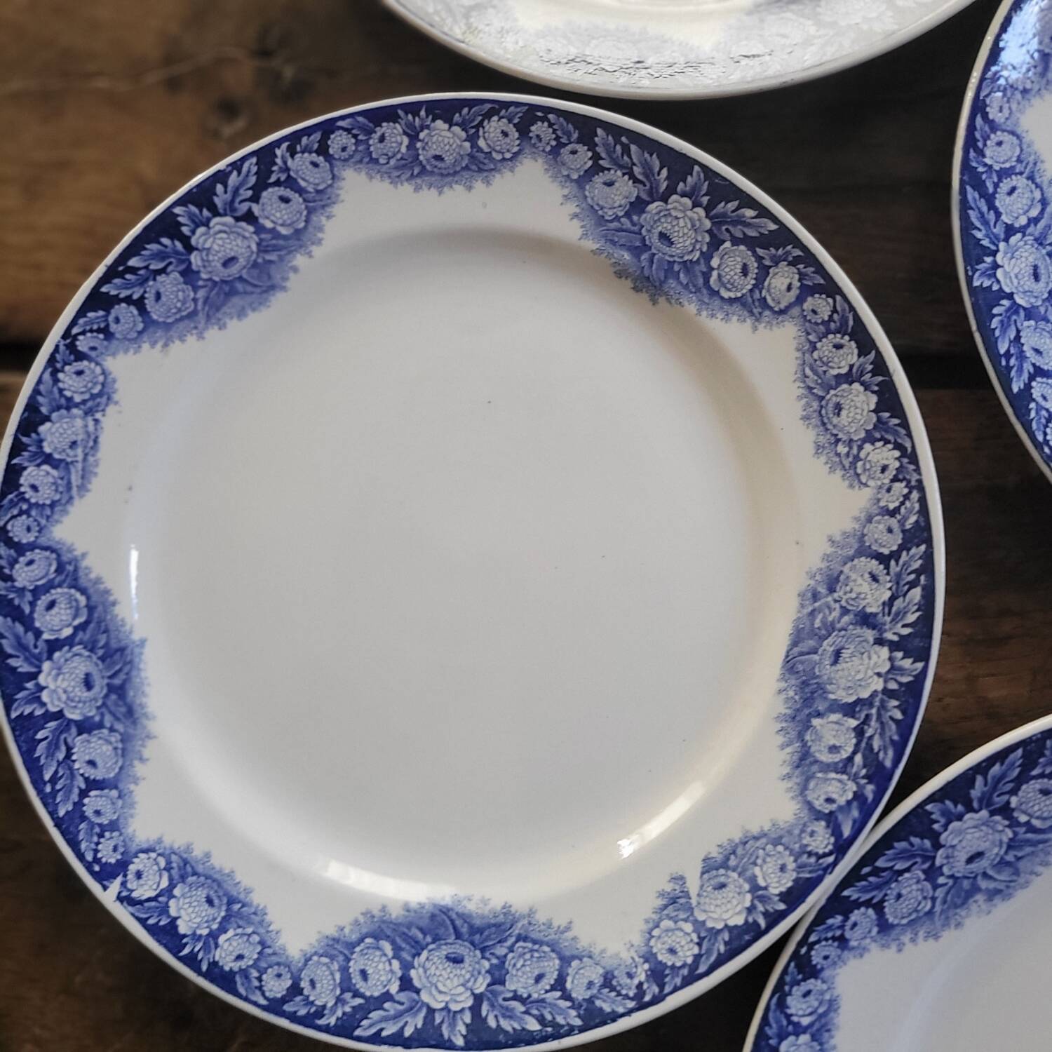 4 assiettes Boch Frères La Louvière – modèle Elvire – décor floral ble