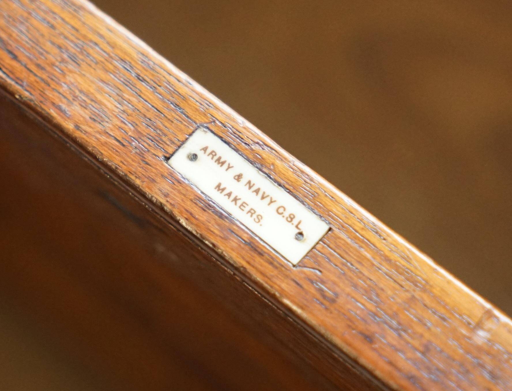 Commode de campagne estampillée Army & Navy C.S.L avec bureau rabattable