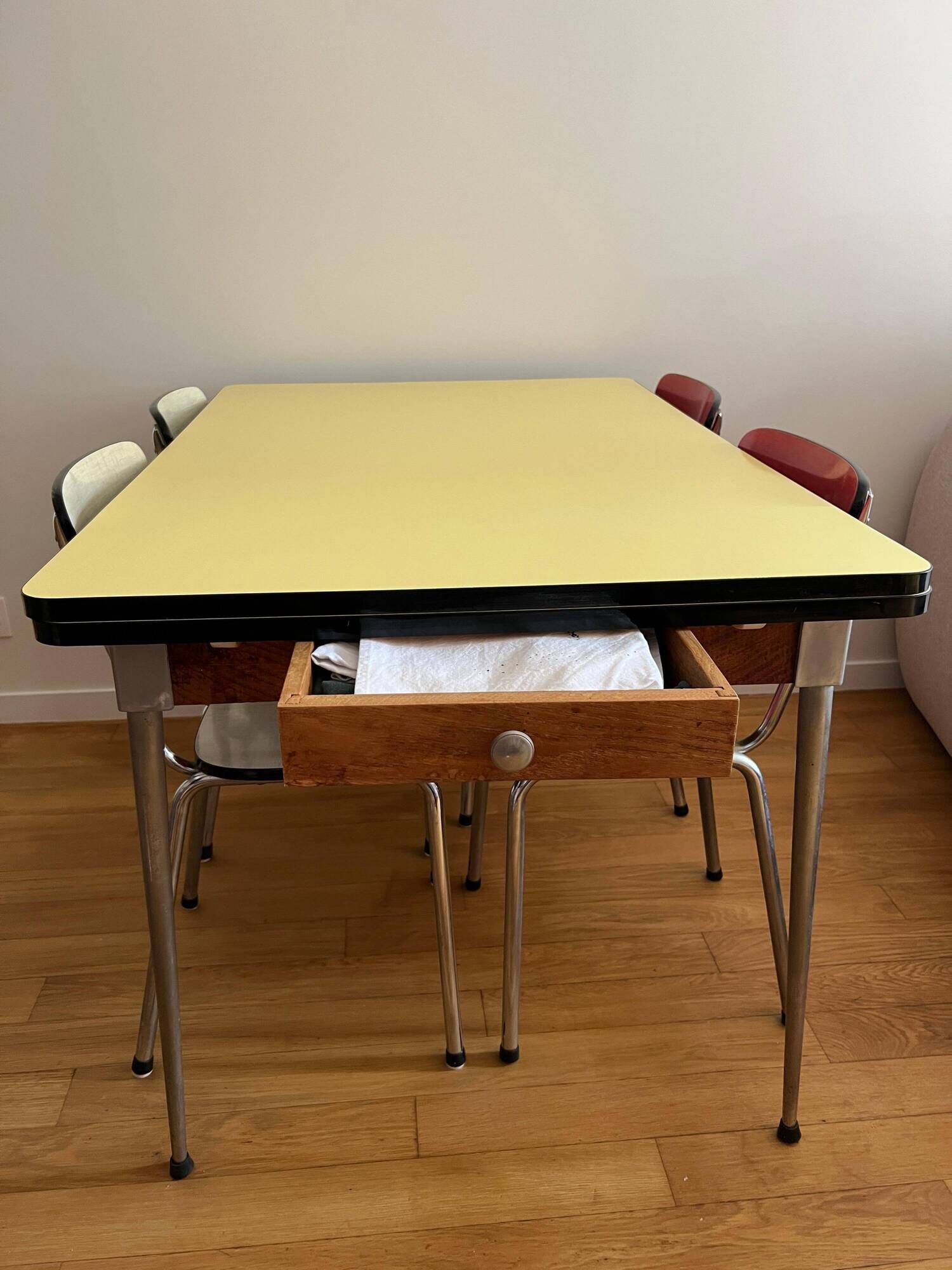 Table en Formica avec 4 chaises