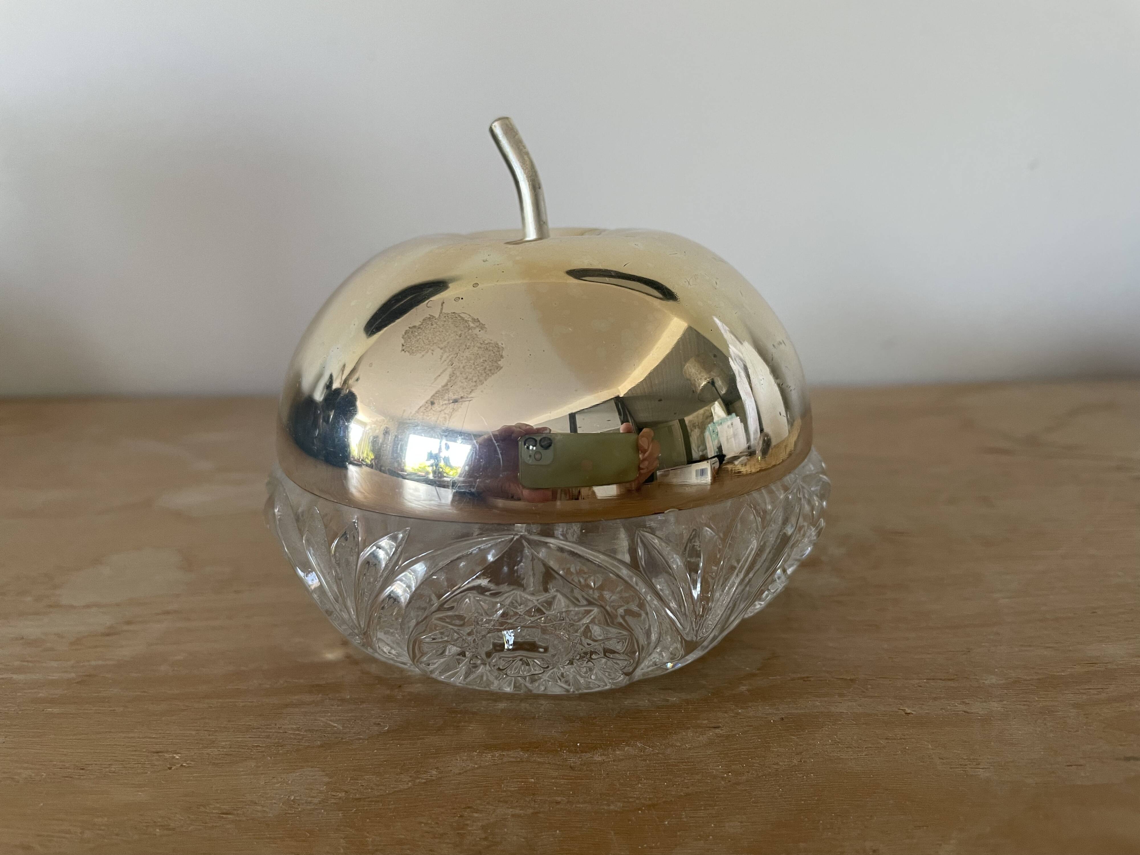 Apple-shaped sugar bowl in chiseled glass and gold metal