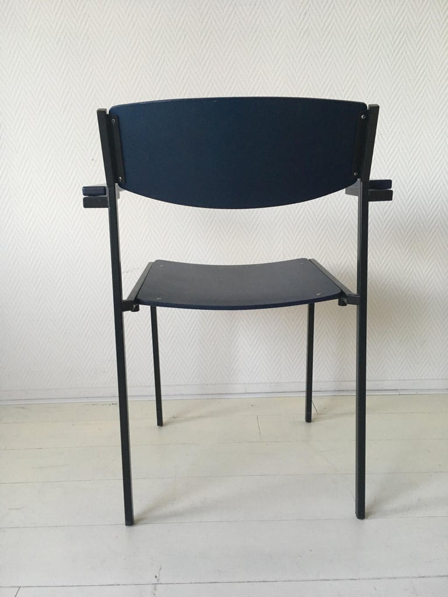 4 fauteuils empilables minimalistes en métal bleu et contreplaqué par Gijs van der Sluis