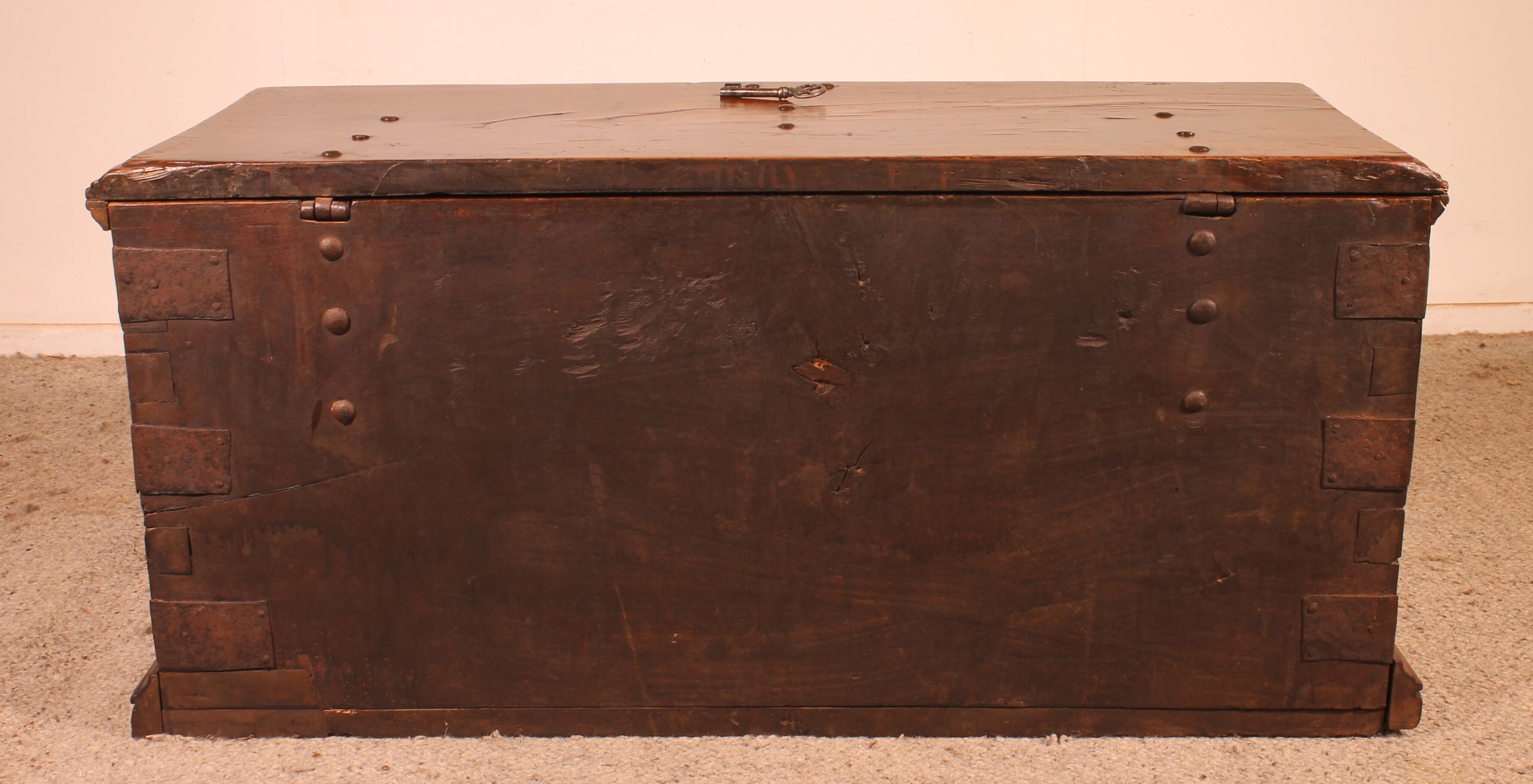 Spanish Renaissance chest in walnut - 16th century