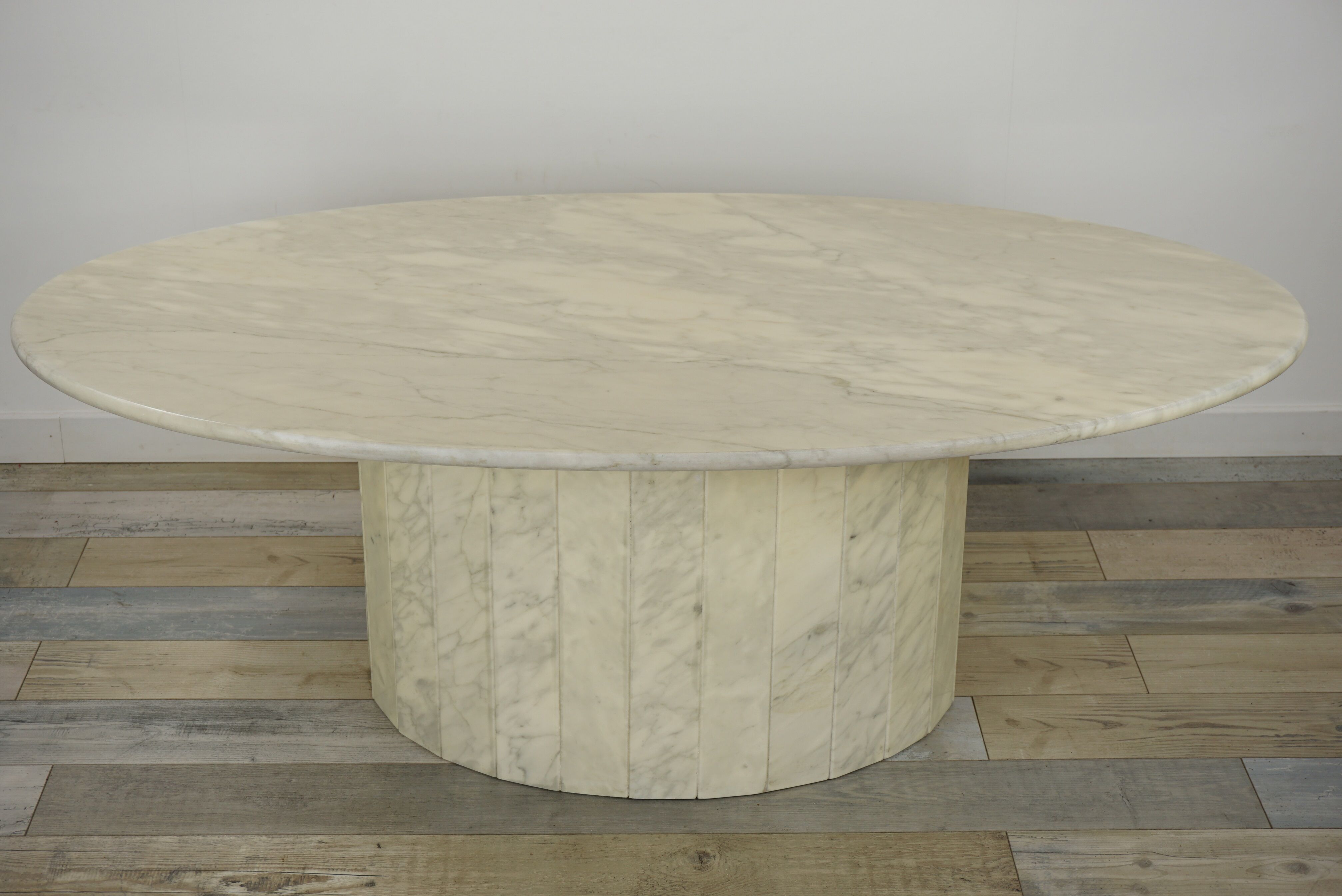 Oval coffee table in Italian-designed marble from the 1970s