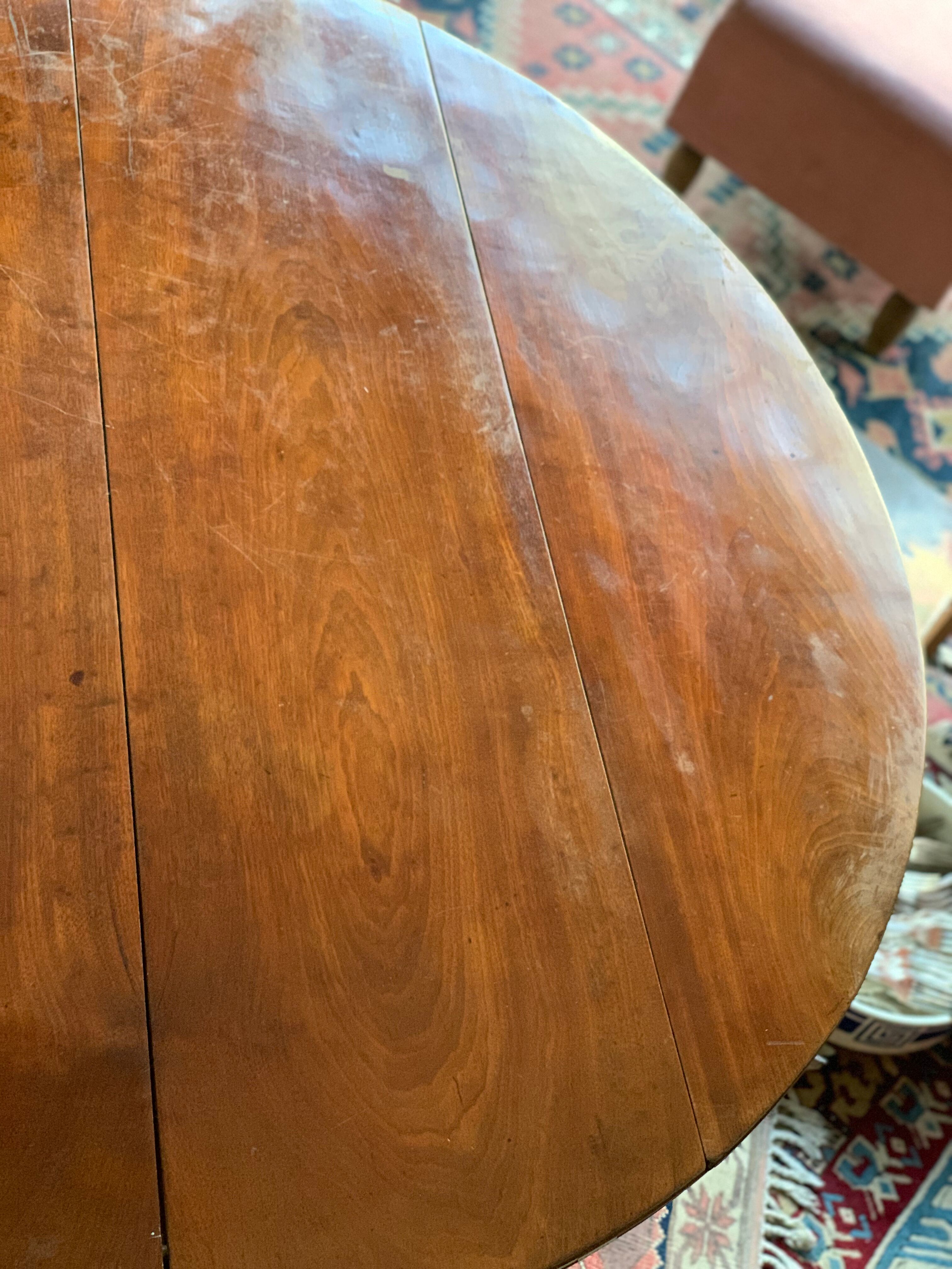 Dining room round table, 2 flaps, 6 feet