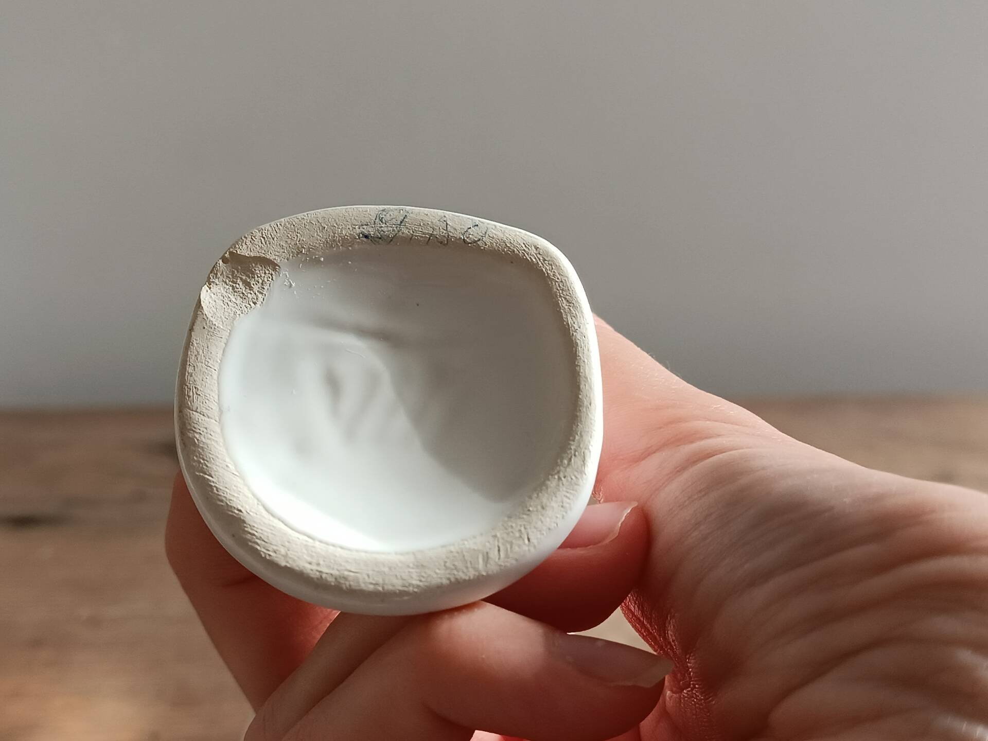 Main vintage porte-bagues et soliflore en céramique blanche