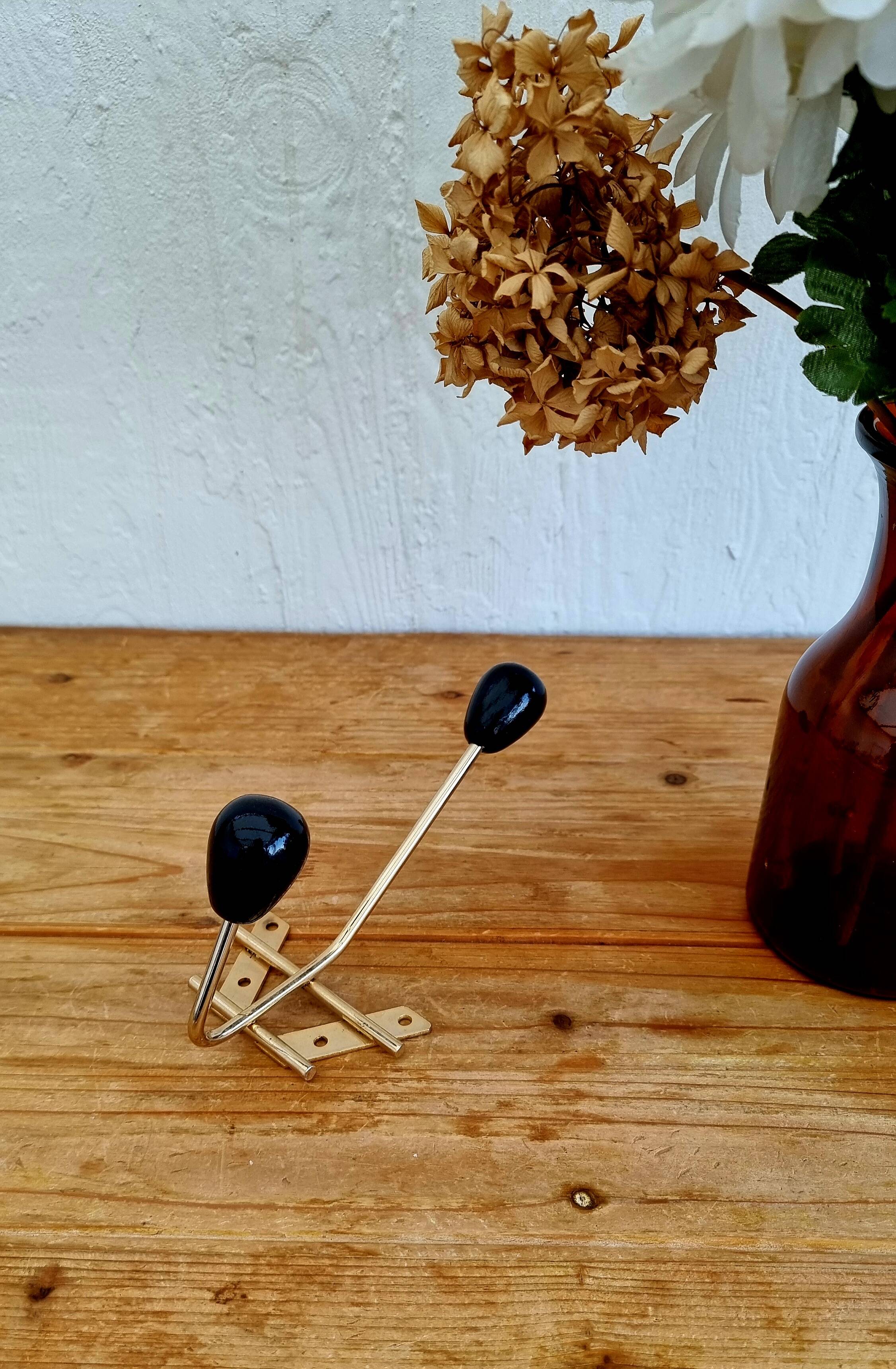 Patère en métal doré et boules noires, 1950