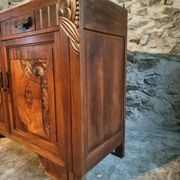 Buffet art déco français en noyer avec plateau en marbre (années 1930)