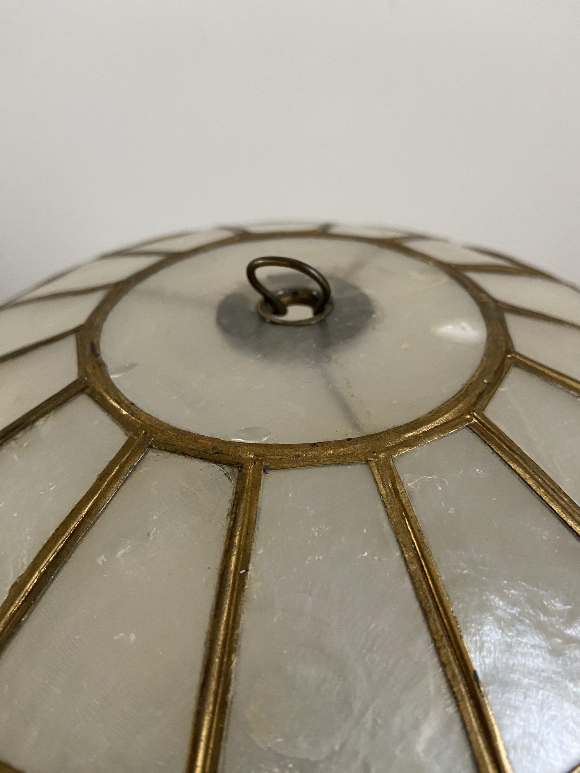 Ball in mother-of-pearl and brass to hang