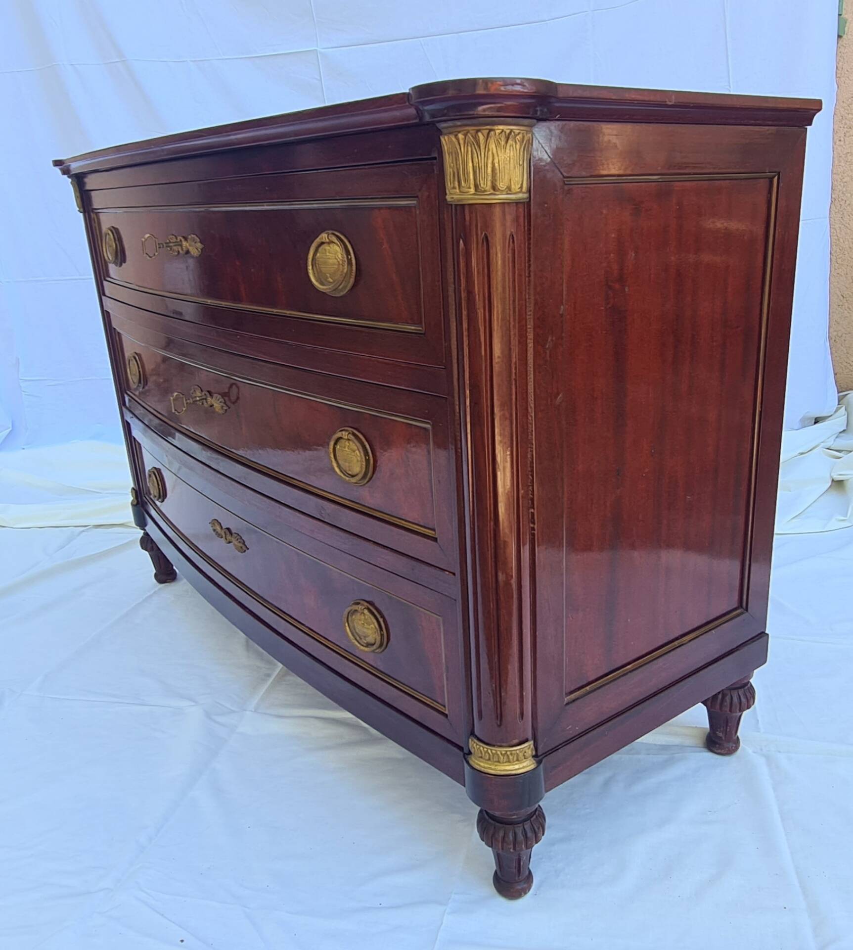 Commode style Louis XVI placage en acajou