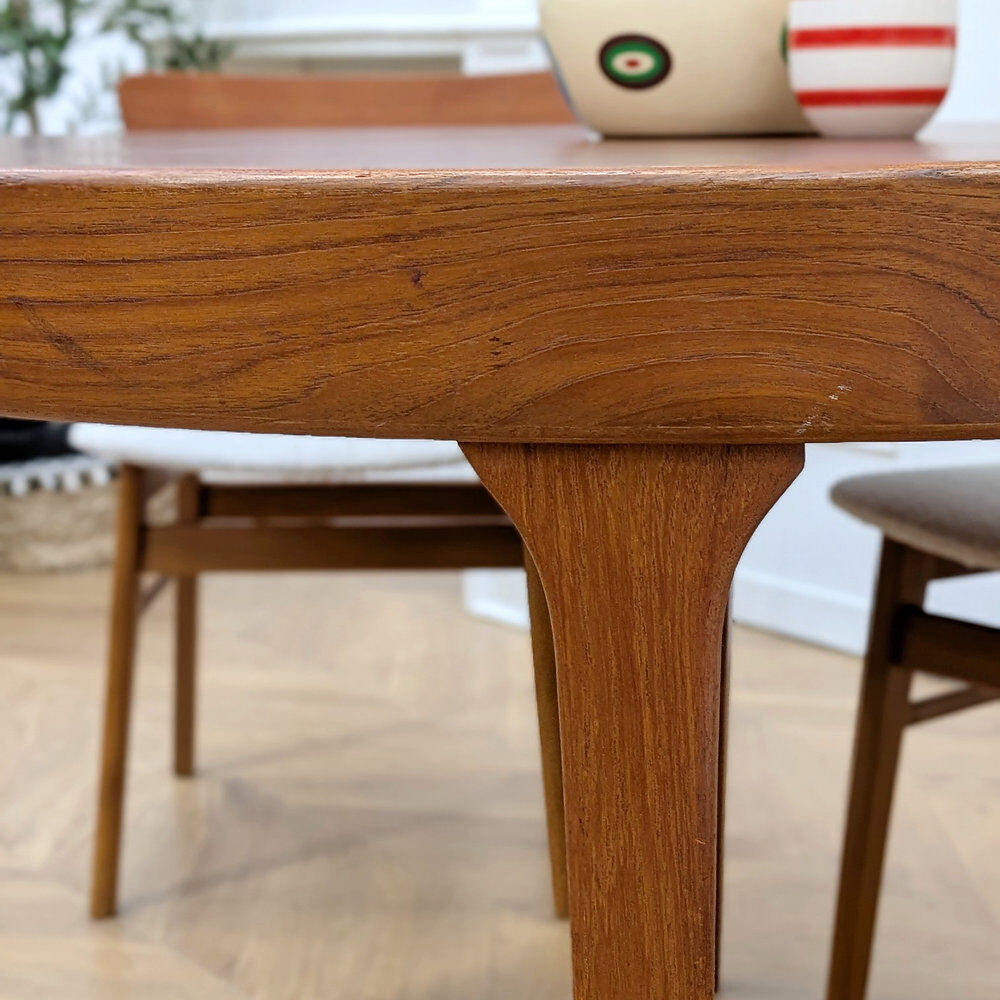 Round Scandinavian table with extensions