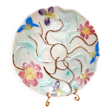 Trois anciennes assiettes en barbotine, motifs floraux en relief, XVIIIe siècle, Longwy