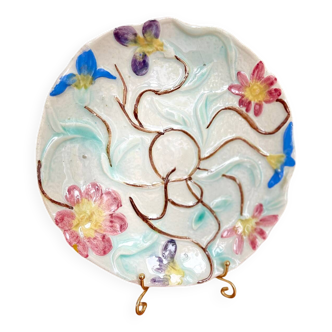 Trois anciennes assiettes en barbotine, motifs floraux en relief, XVIIIe siècle, Longwy