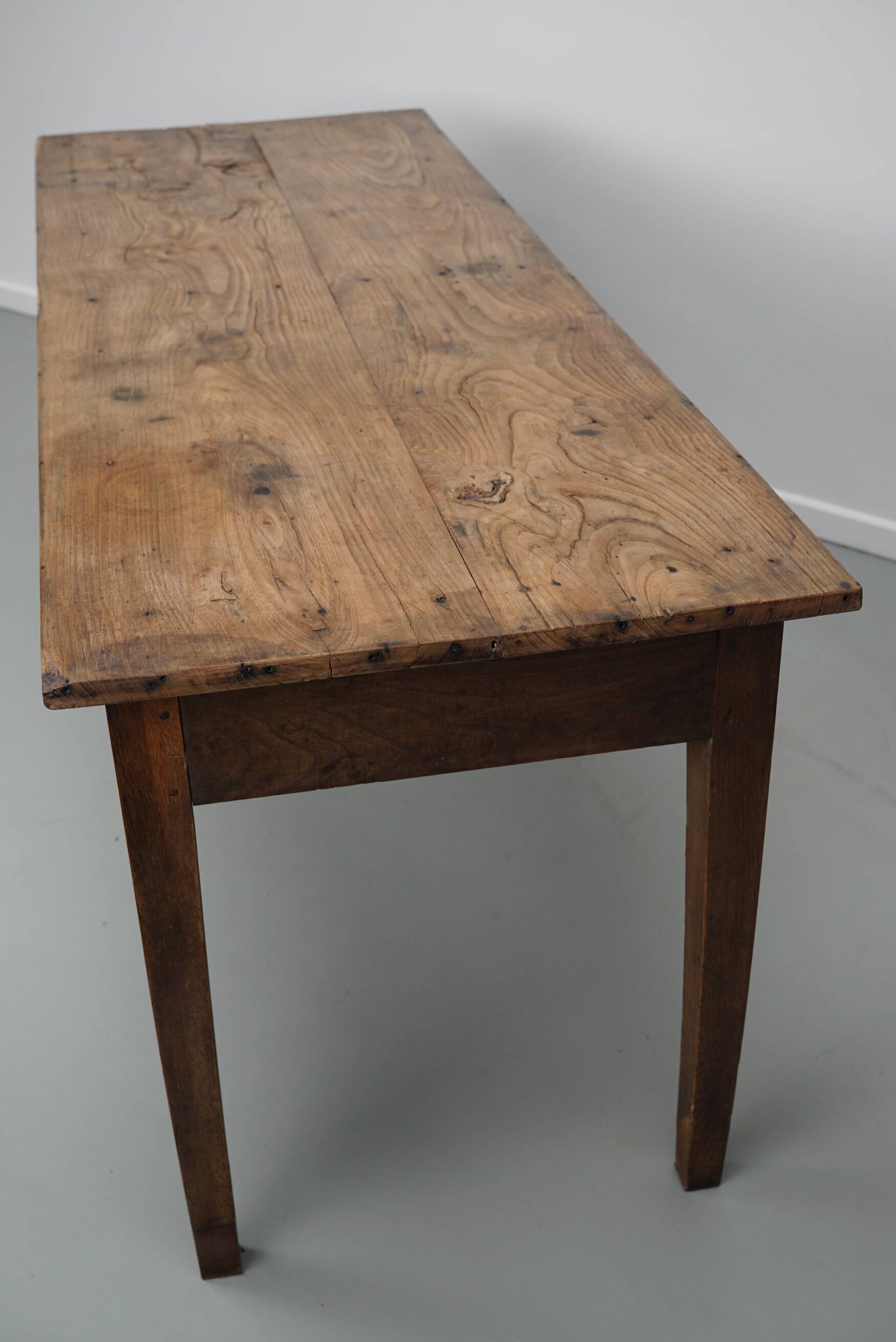 Table à manger rustique française en orme, XIXe siècle