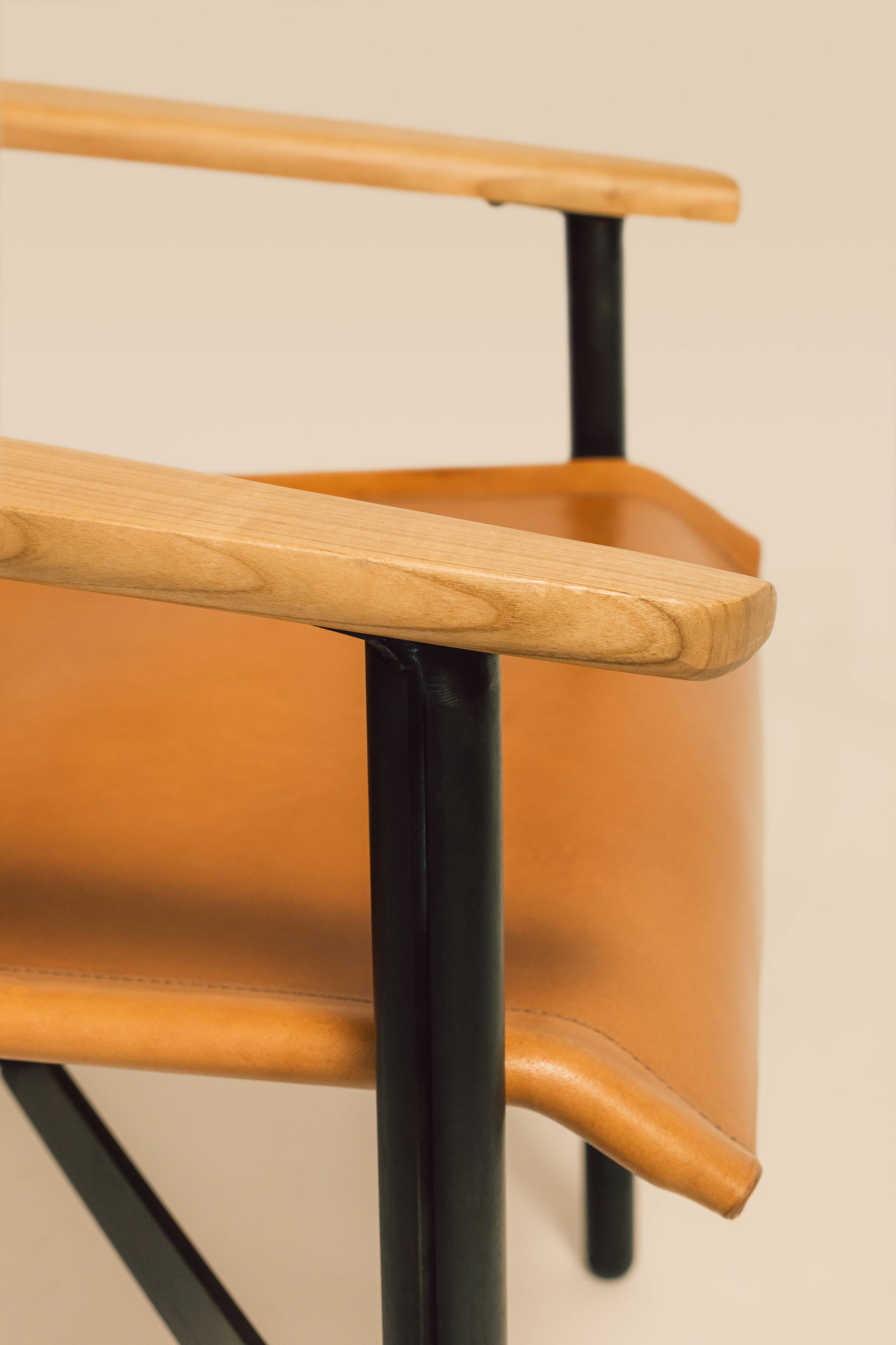 Maërl armchair, Galathée model, natural leather, solid wood armrests of your choice