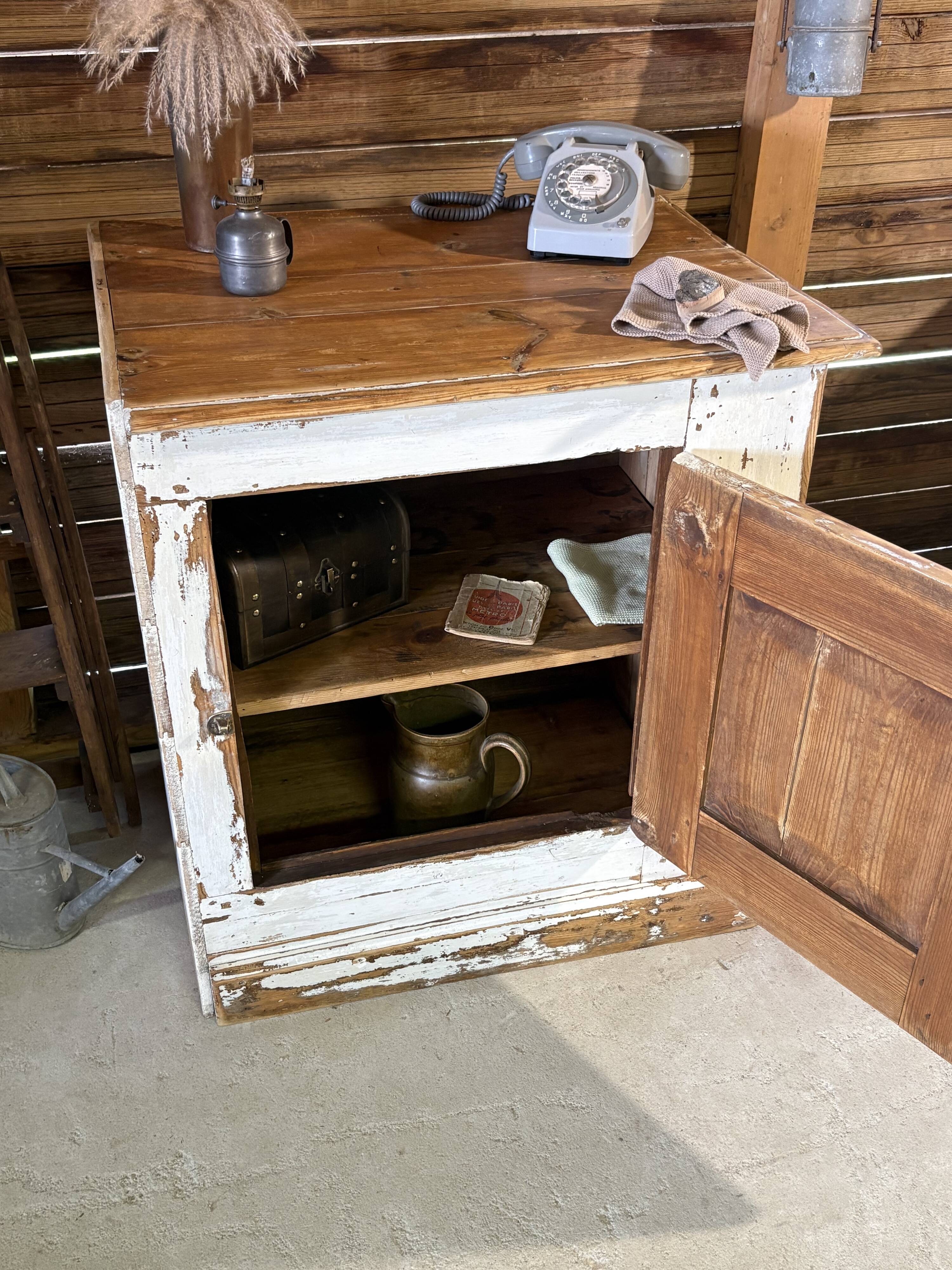 Antique patinated sideboard – chic country spirit – White patina with a lime effect