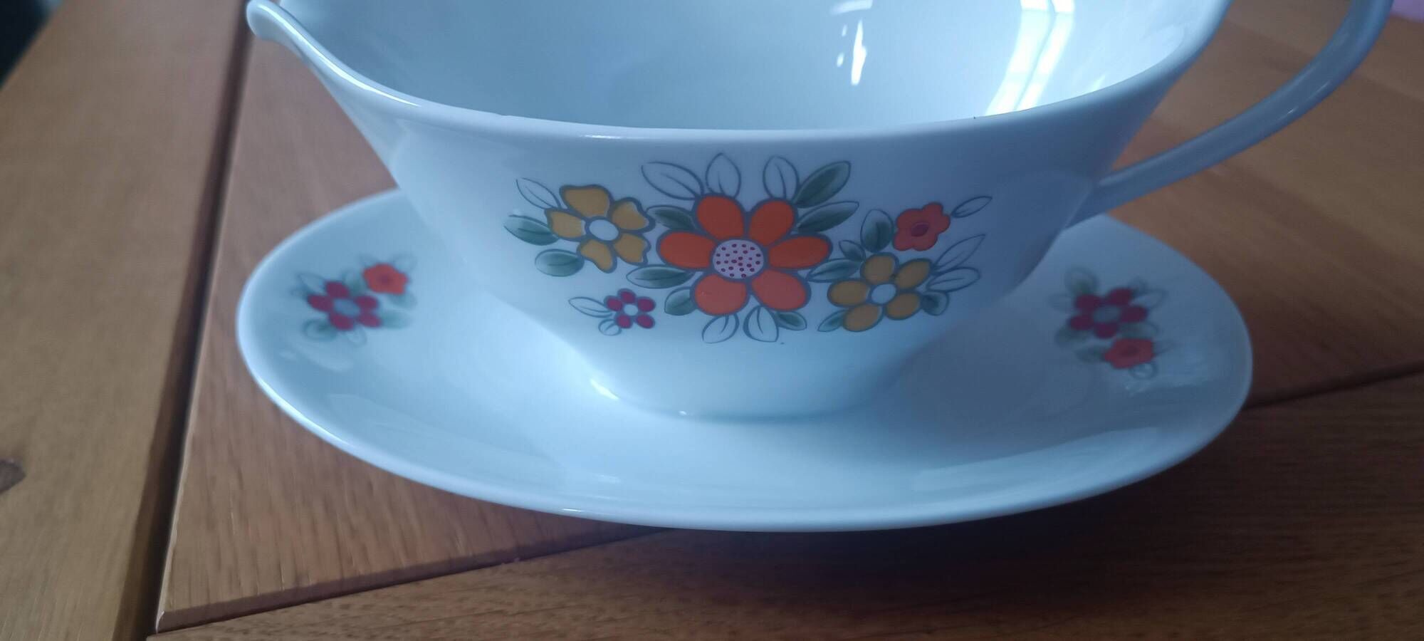 Sauceboat and dish in Bavarian porcelain by Bareuther from the year 1970.