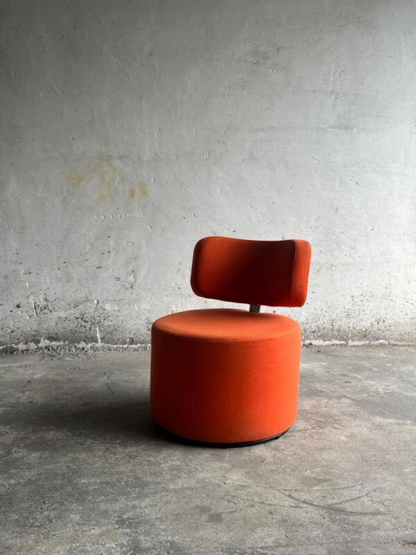 Fauteuil pivotant SITS Mokka en tissu orange — design arrondi rétro scandinave moderne