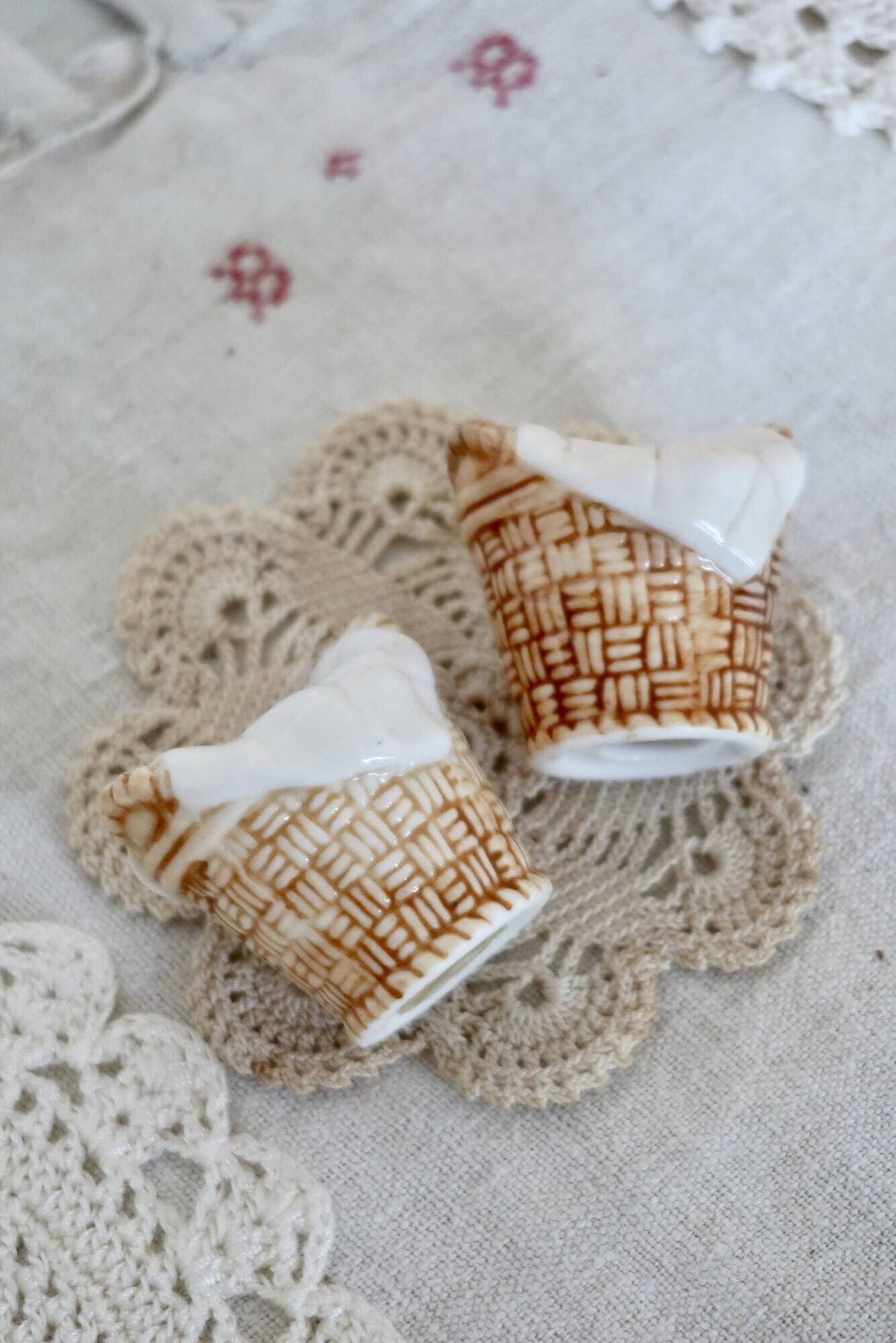 Paire de salière et poivrier vintage barbotine panier de linge