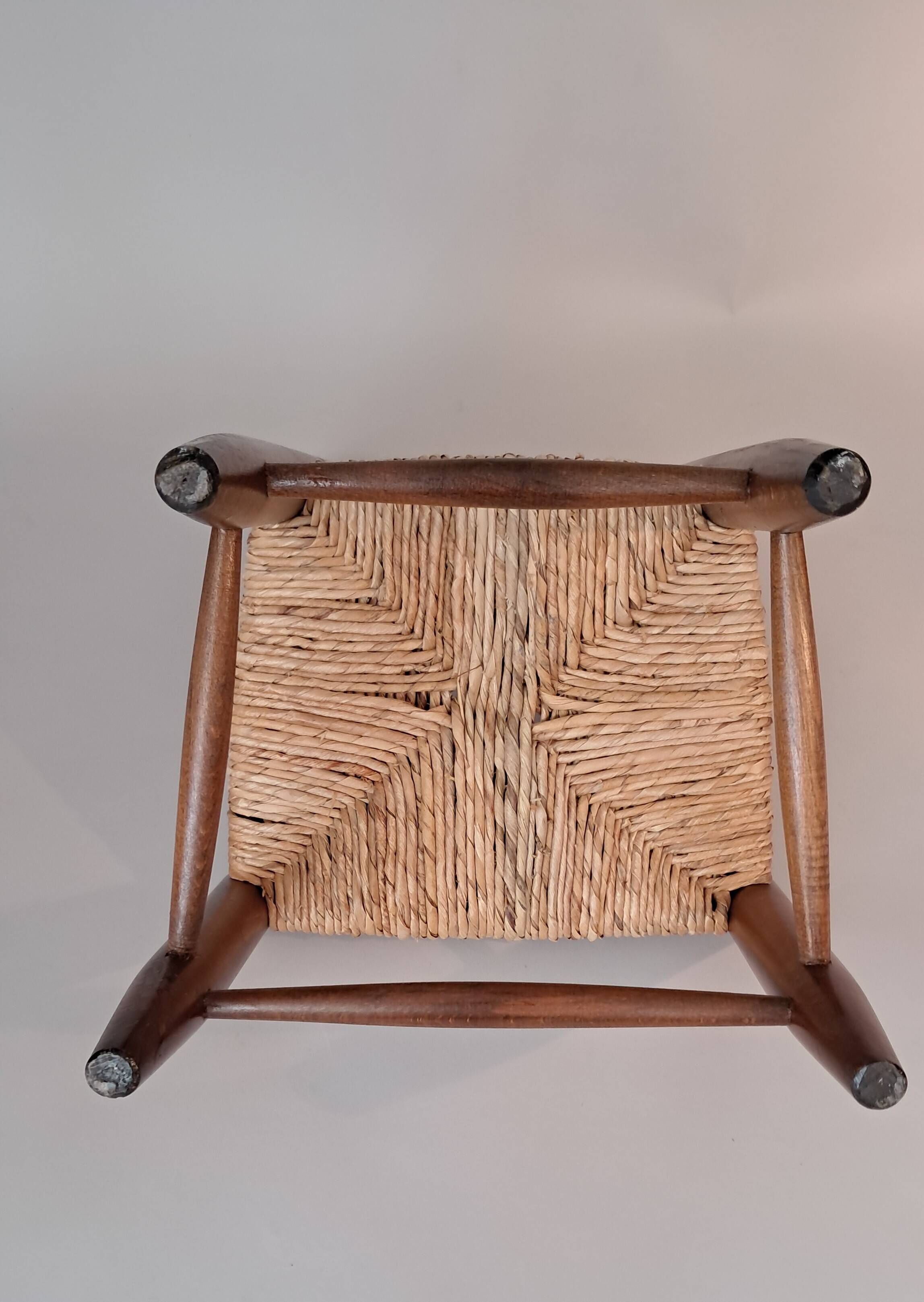 Chaise paillée d'enfant.