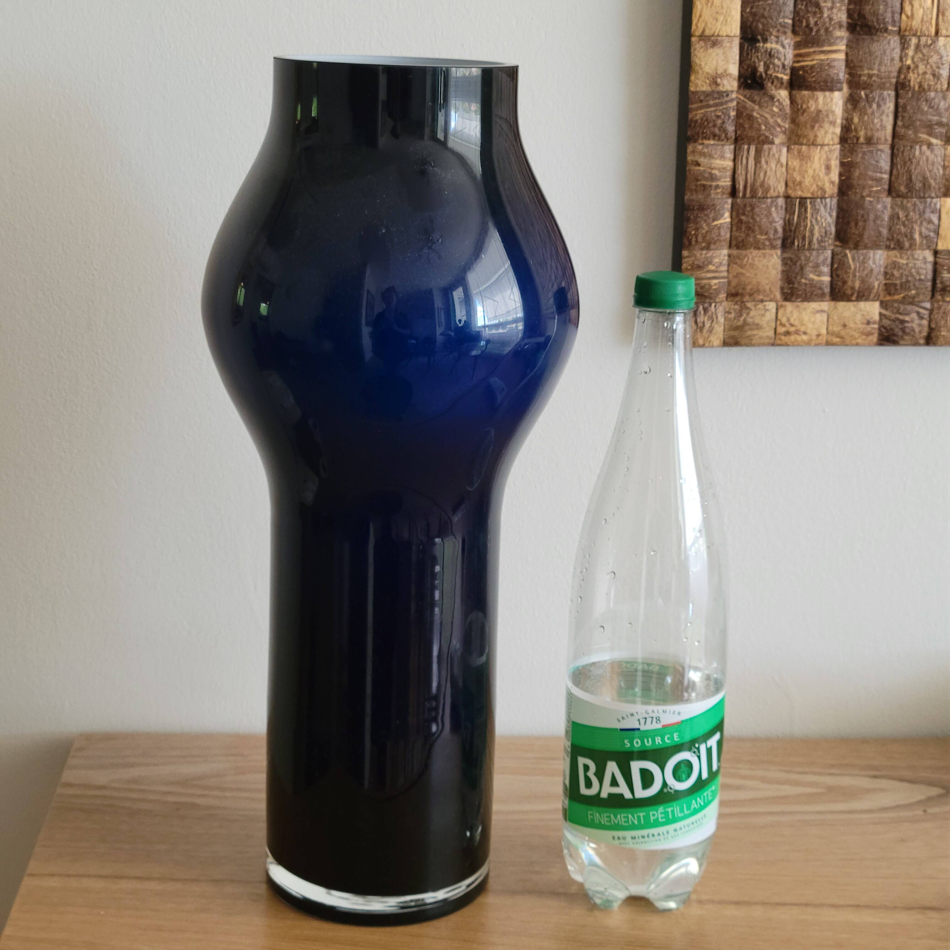 Imposing Midnight Blue Blown Glass Vase Design