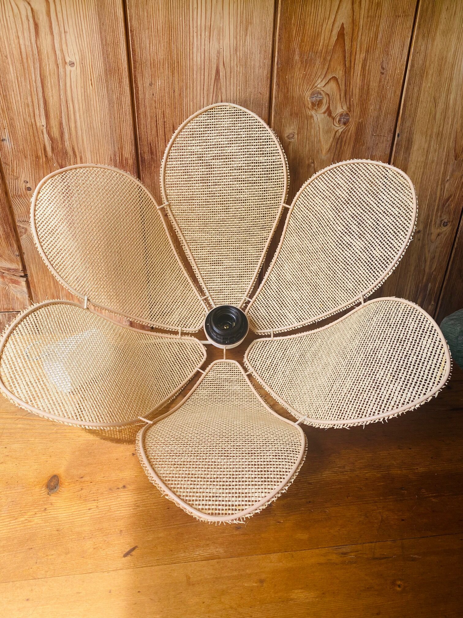Suspension fleur rotin vintage