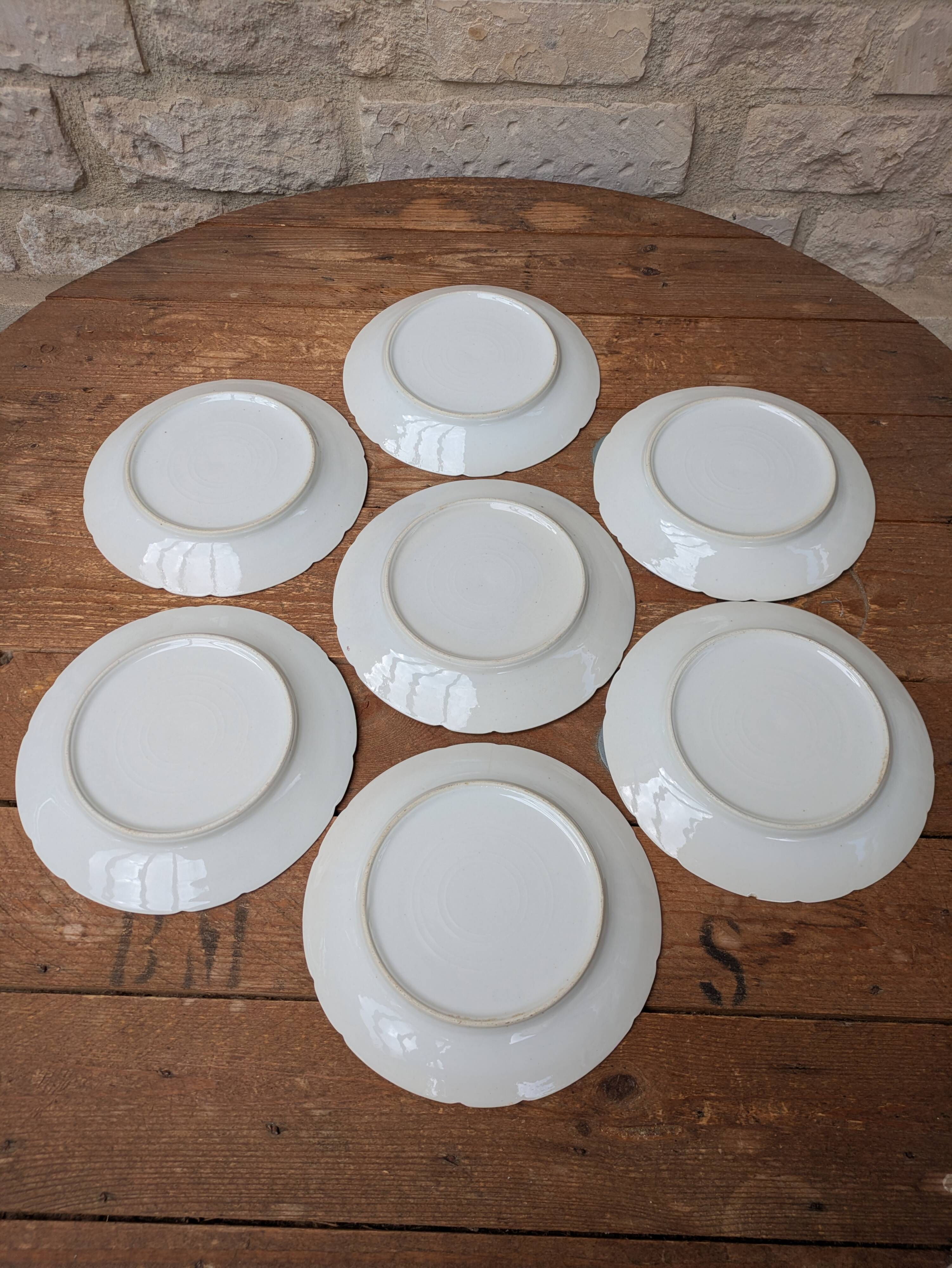 7 dessert plates in porcelain with a violet lilac design and a gold rim.