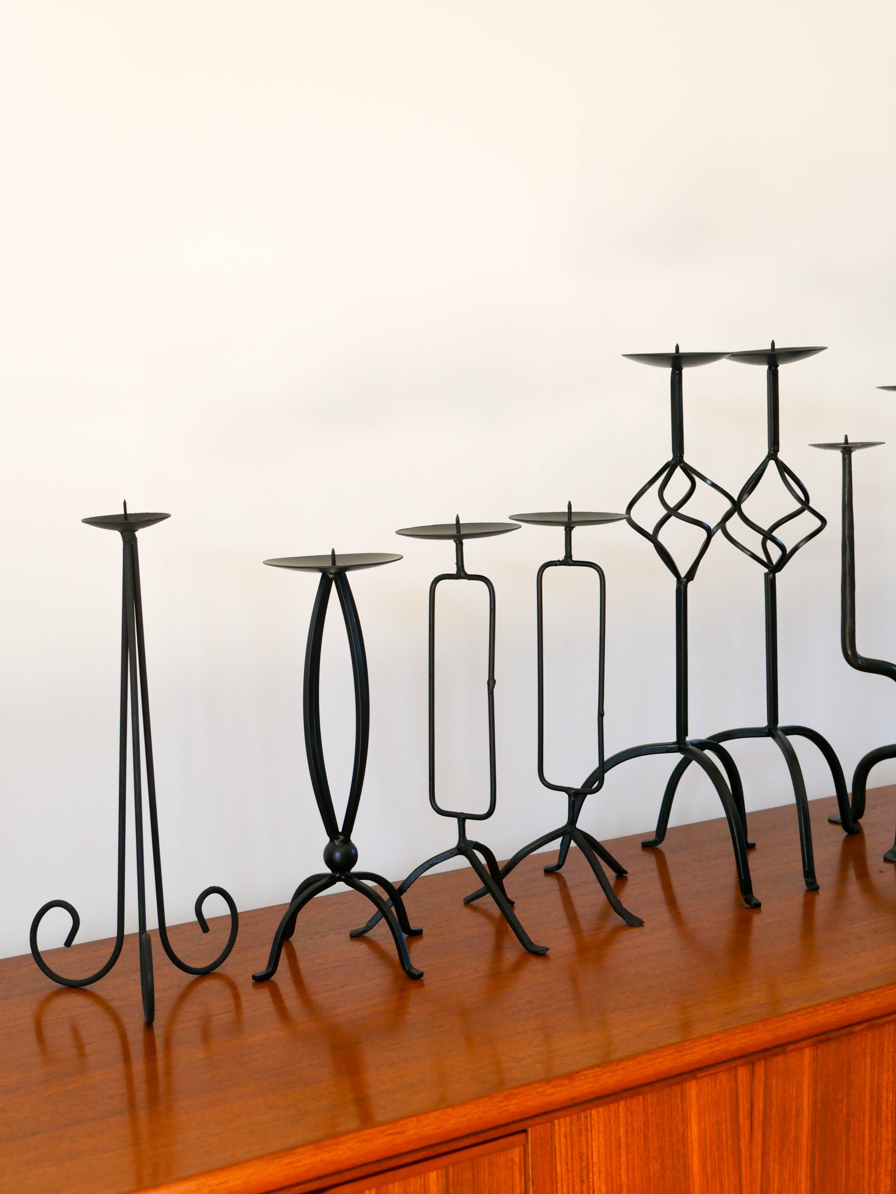 Pair of twisted tripod candlesticks in black iron, Brutalist, 1970 - 44 cm