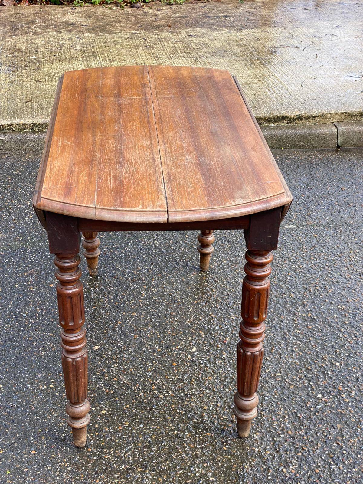 Louis Philippe round table with leaves, solid wood, 19th century, 95cm.